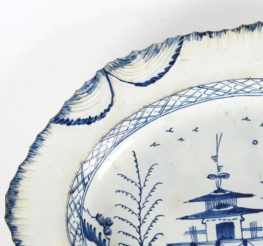 Plato ovalado azul y blanco de cerámica inglesa Pearlware con decoración chinoiserie en Bueno estado para la venta en Downingtown, PA