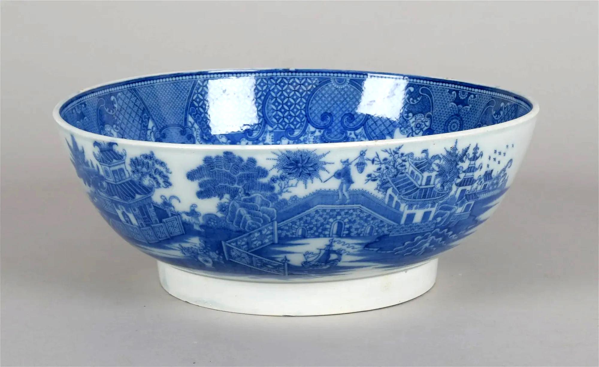 Ciotola Chinoiserie in ceramica inglese Pearlware,
Circa 1790-1800

La ciotola circolare a stampa Chinoiserie in blu sottosmalto è decorata all'interno e all'esterno con scene di giardini cinesi.

Dimensioni: Diametro 11 pollici x  Altezza 4 1/4 di