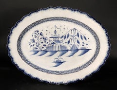 Poterie anglaise Pearlware Blue Chinoiserie grand plat bordé de coquillages