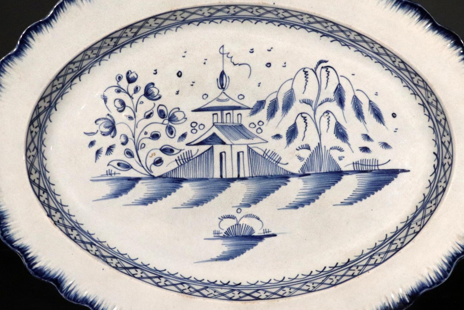 Georgiano Piatto grande con bordo a conchiglia in ceramica inglese Pearlware Blue Chinoiserie in vendita