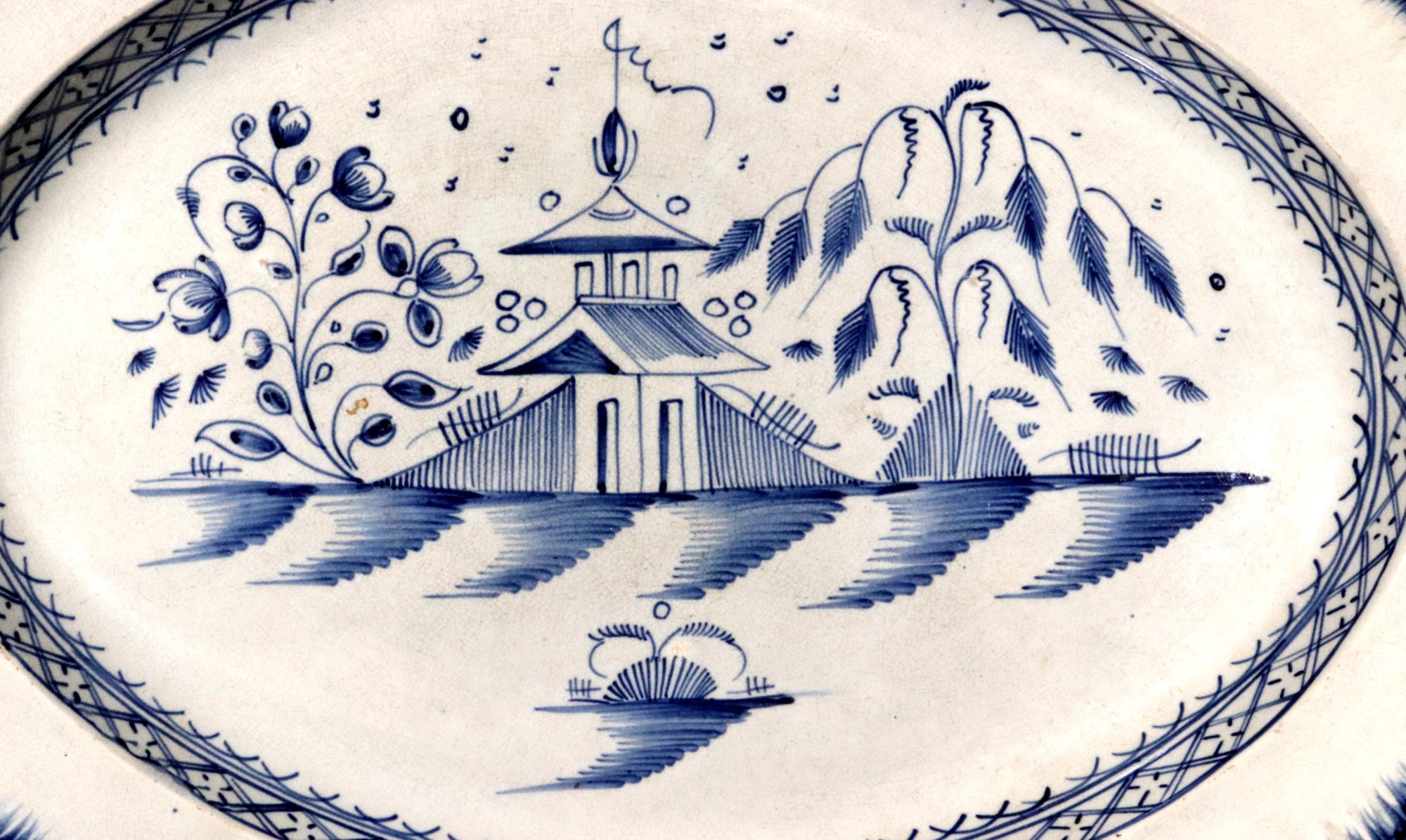 Inglese Piatto grande con bordo a conchiglia in ceramica inglese Pearlware Blue Chinoiserie in vendita