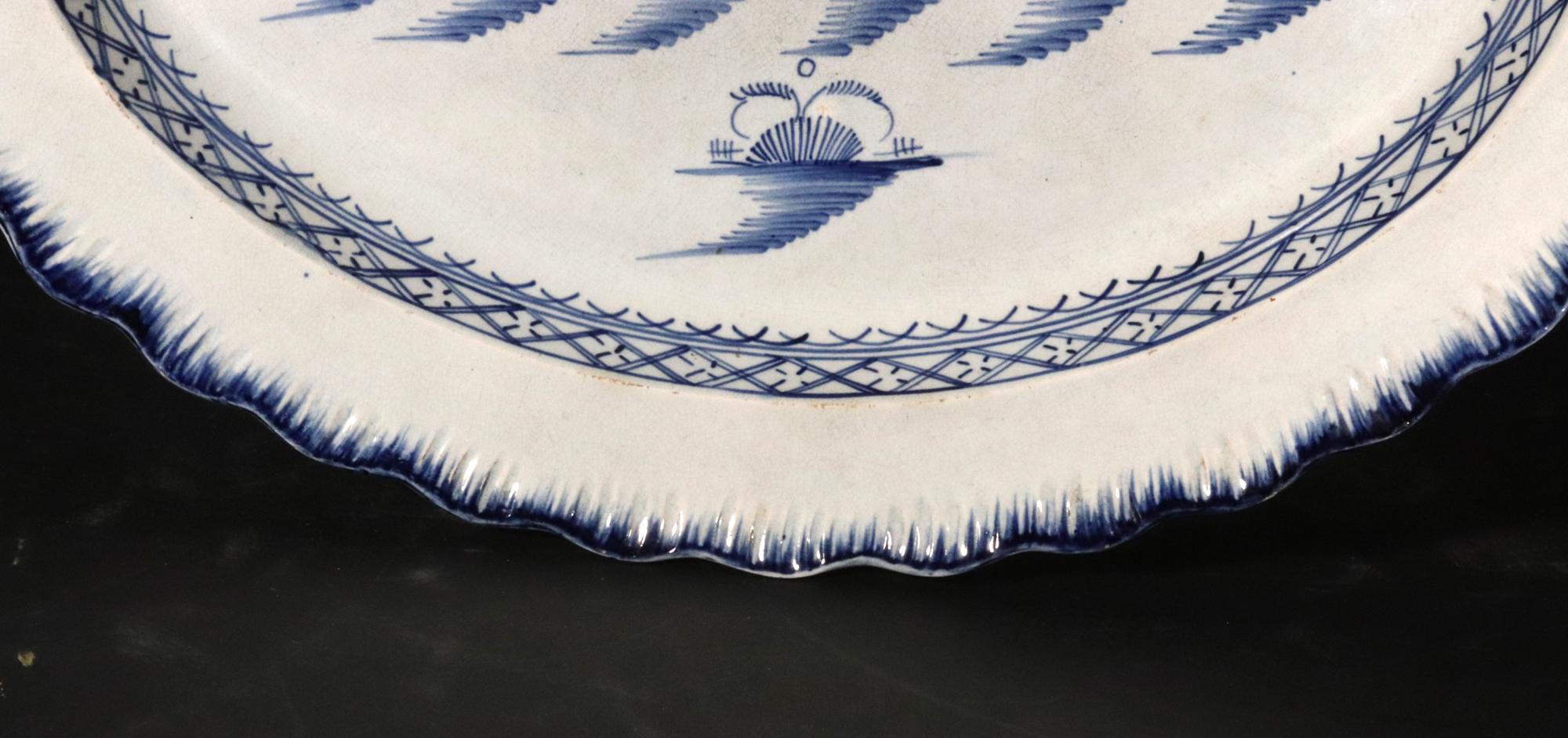 Piatto grande con bordo a conchiglia in ceramica inglese Pearlware Blue Chinoiserie In condizioni buone in vendita a Downingtown, PA