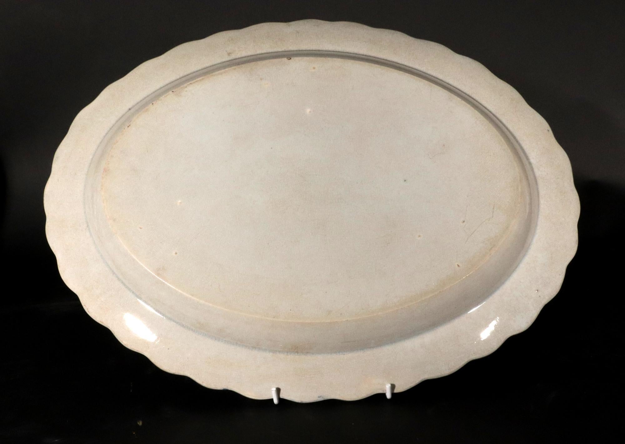 Fine XVIII secolo Piatto grande con bordo a conchiglia in ceramica inglese Pearlware Blue Chinoiserie in vendita