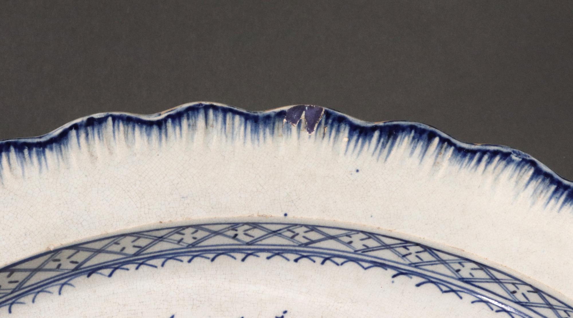Piatto grande con bordo a conchiglia in ceramica inglese Pearlware Blue Chinoiserie in vendita 1