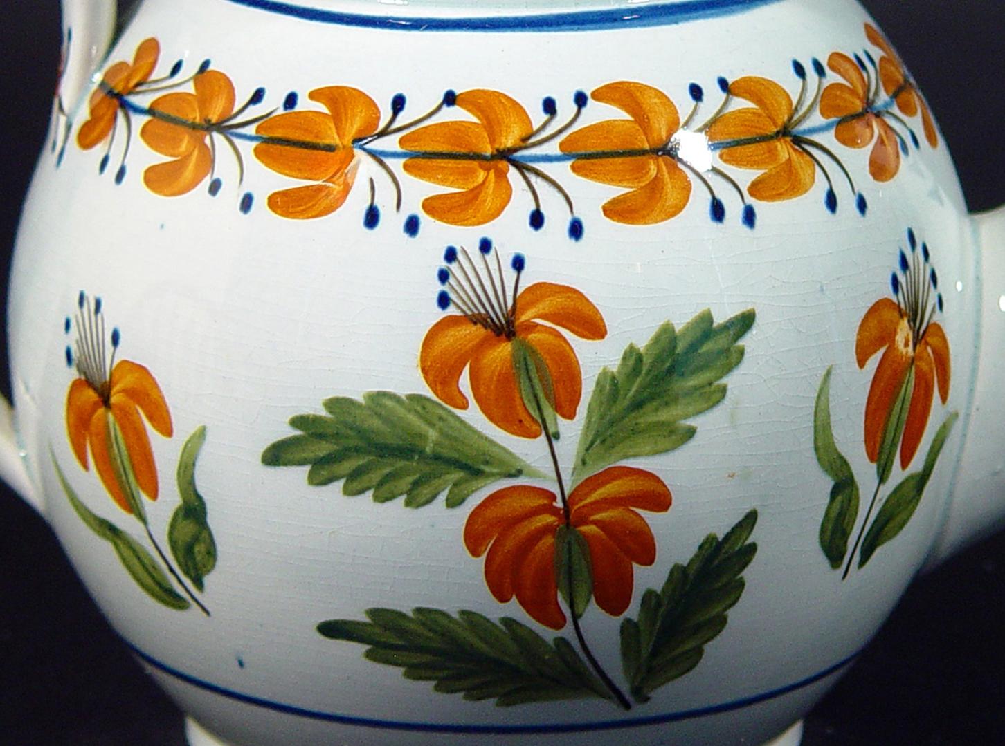 English Pottery Pearlware Teekanne mit ungewöhnlichen Prattware Orange Blumen (Volkskunst) im Angebot