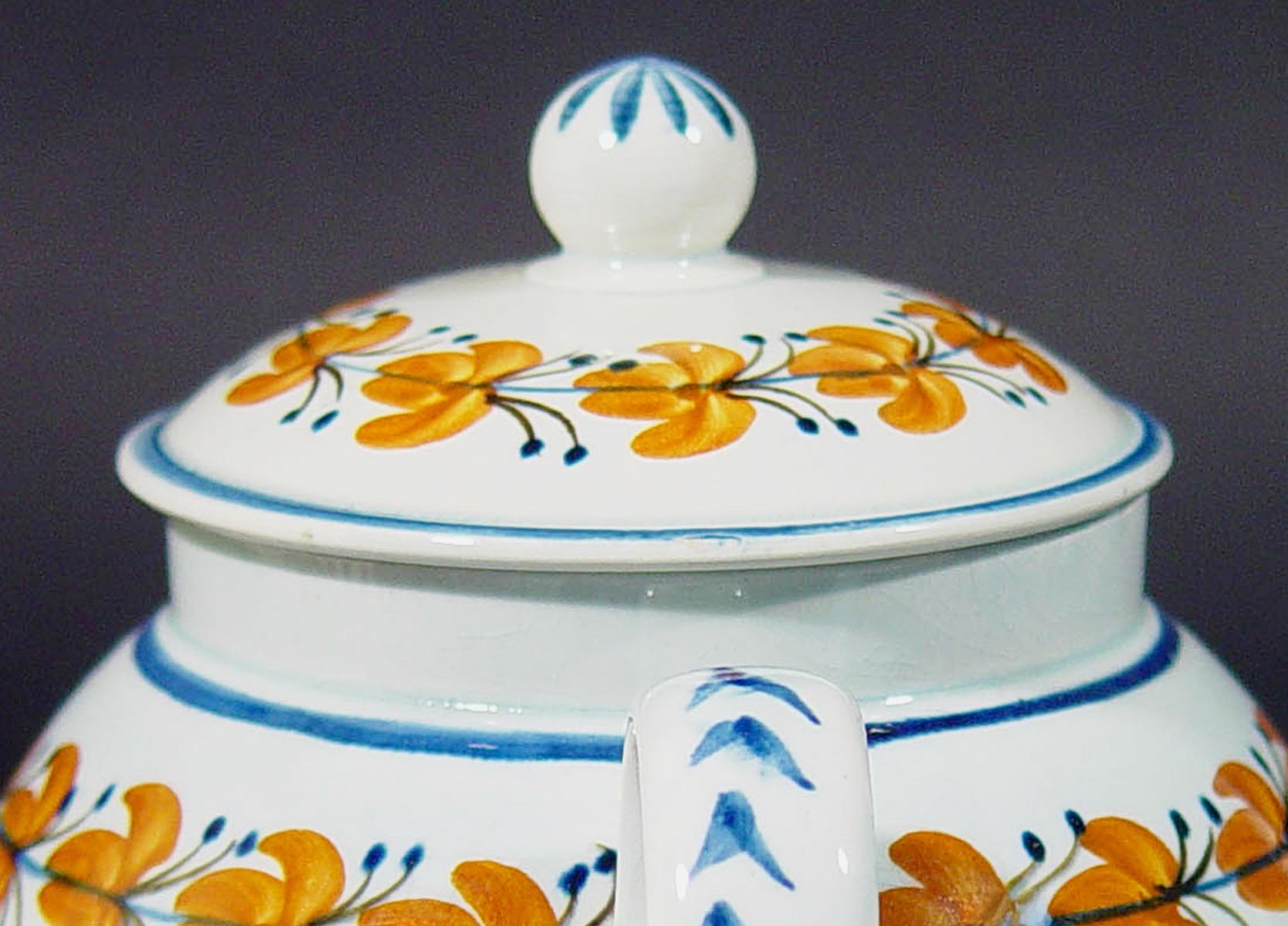 English Pottery Pearlware Teekanne mit ungewöhnlichen Prattware Orange Blumen (Englisch) im Angebot