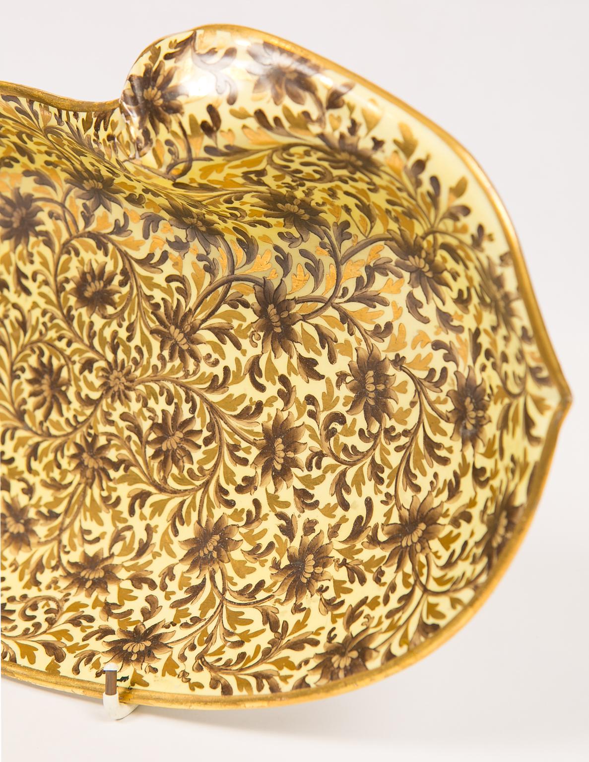 Regency Antique English Pottery Shell Shaped Dish with Yellow Ground Made circa 1820 For Sale