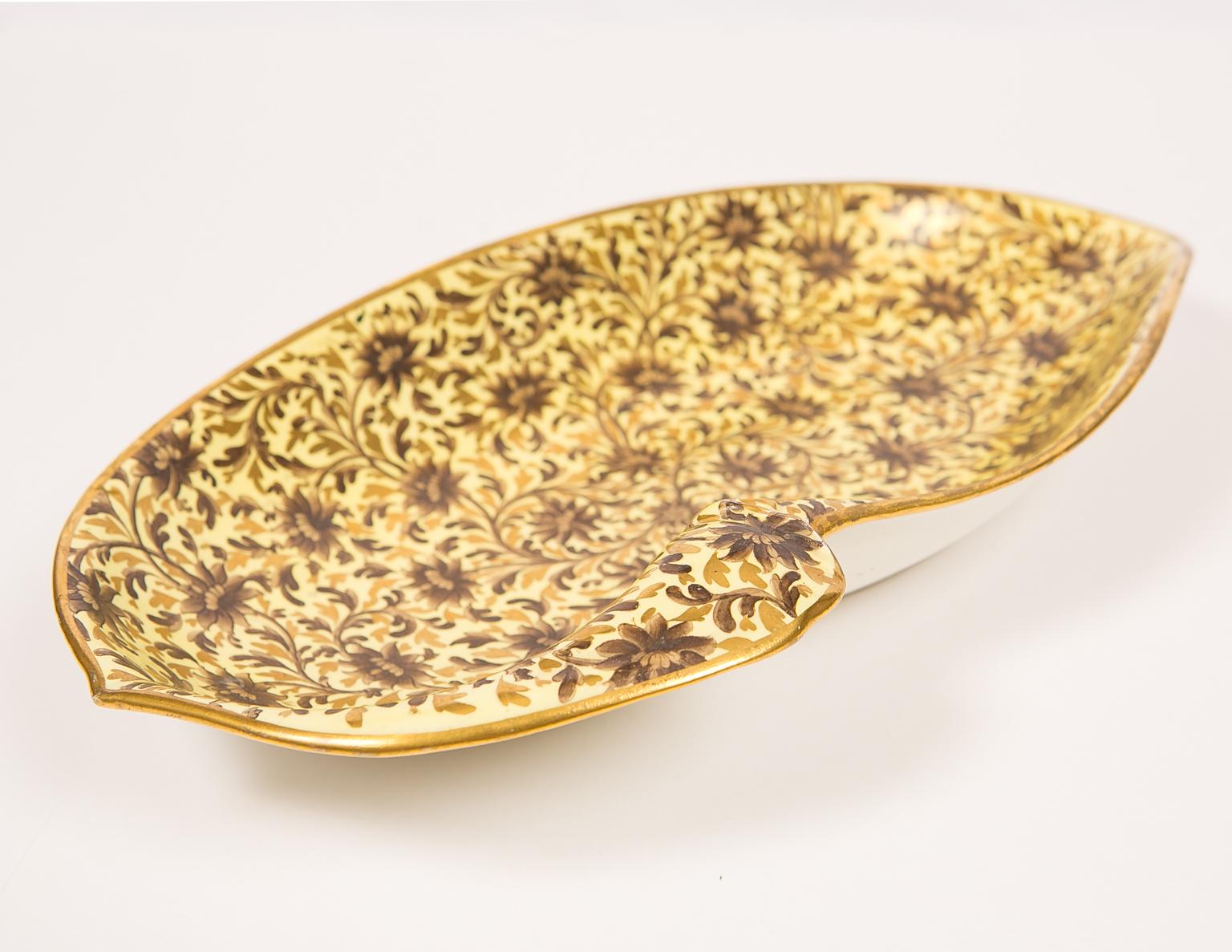 Antique English Pottery Shell Shaped Dish with Yellow Ground Made circa 1820 In Excellent Condition For Sale In Katonah, NY
