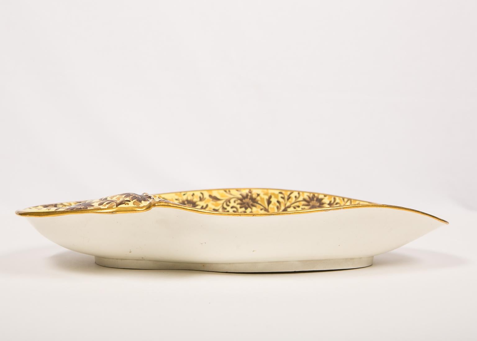 Creamware Antique English Pottery Shell Shaped Dish with Yellow Ground Made circa 1820 For Sale