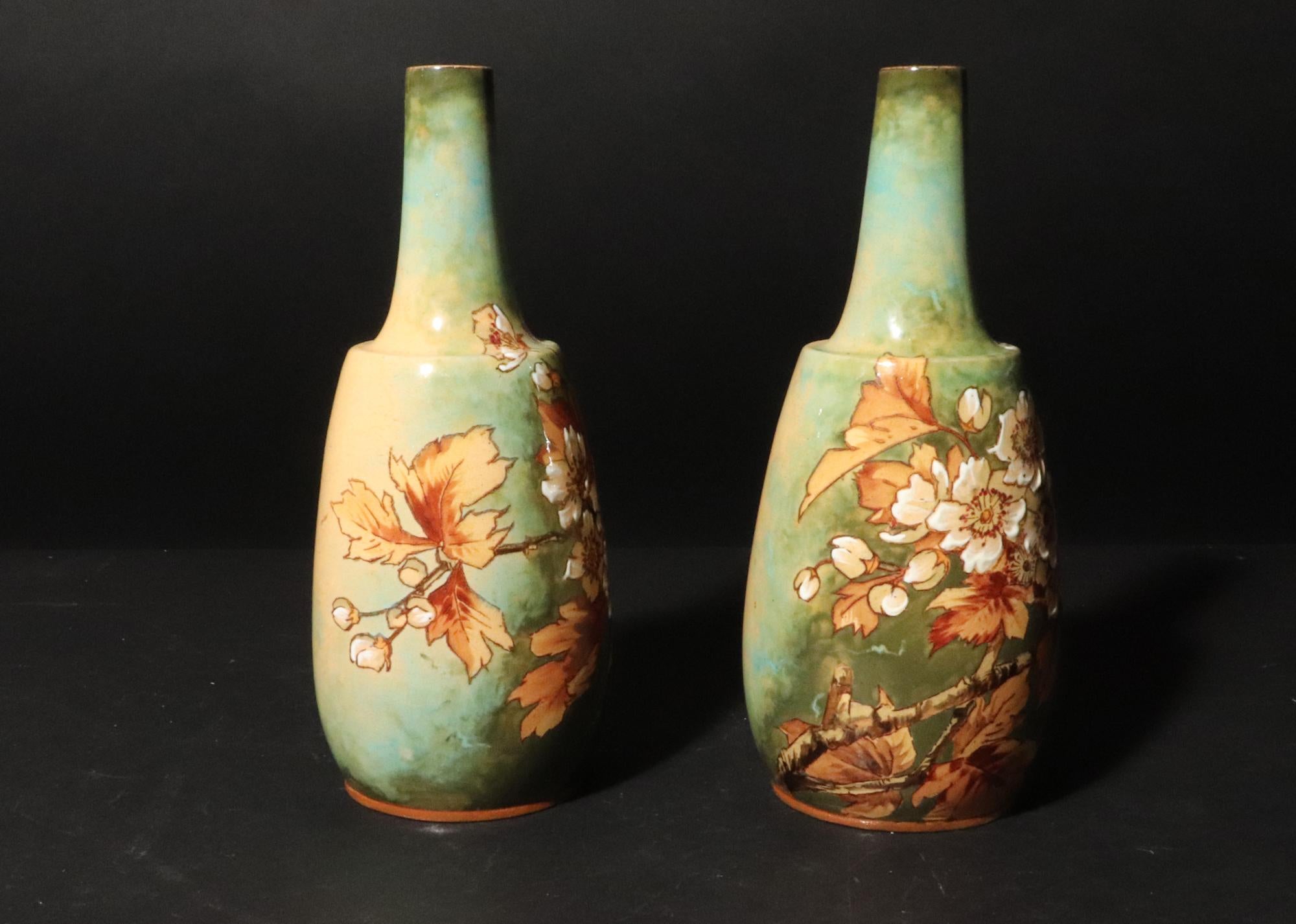 Arts and Crafts Vasi in ceramica inglese decorati con fiori e foglie, Douton in vendita