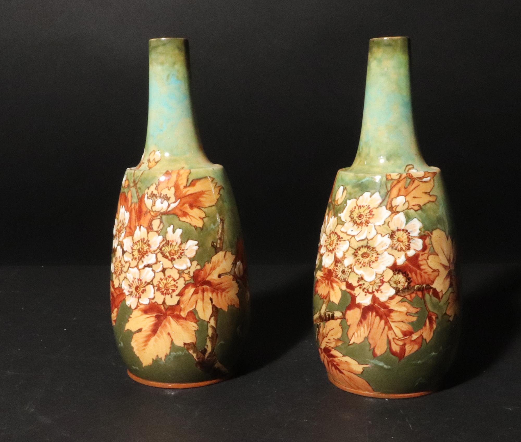 Inglese Vasi in ceramica inglese decorati con fiori e foglie, Douton in vendita