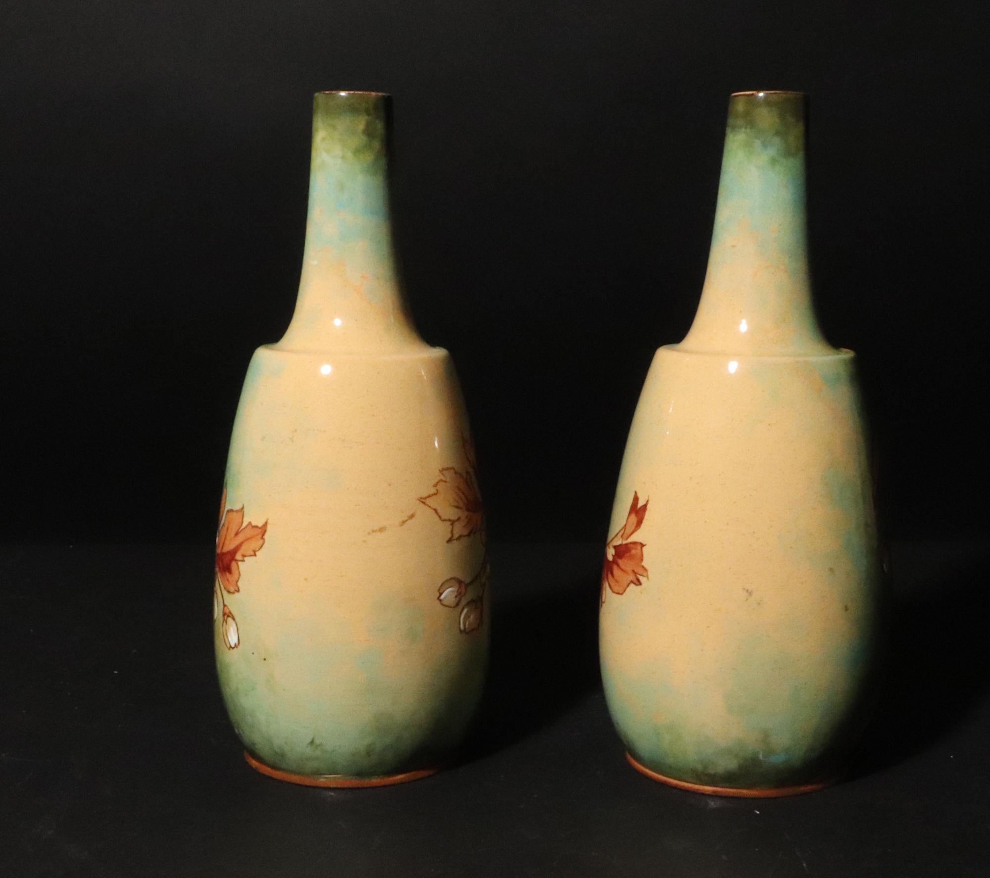 XIX secolo Vasi in ceramica inglese decorati con fiori e foglie, Douton in vendita