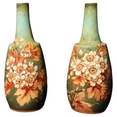Englische Keramikvasen mit Blumen und Blättern verziert, Douton