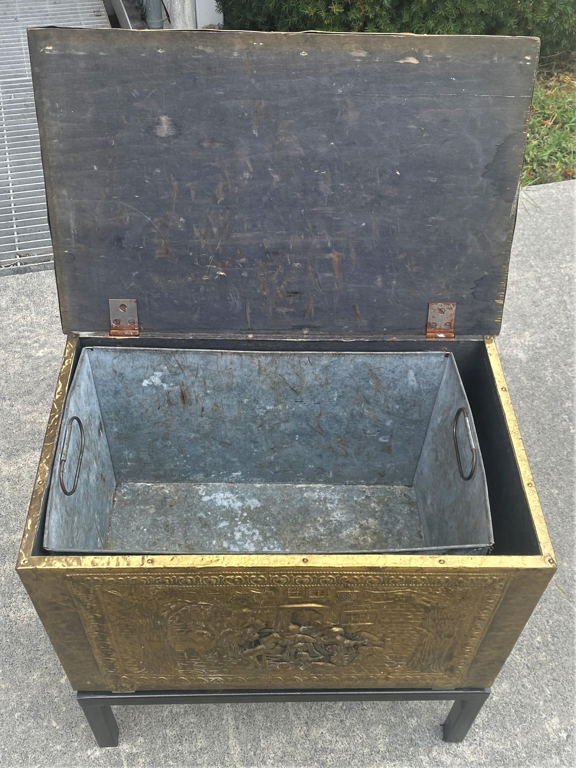 English Press Minted Brass Pub/Tavern Scene Wood Kindling Storage Box on Stand  In Good Condition For Sale In Clifton Forge, VA
