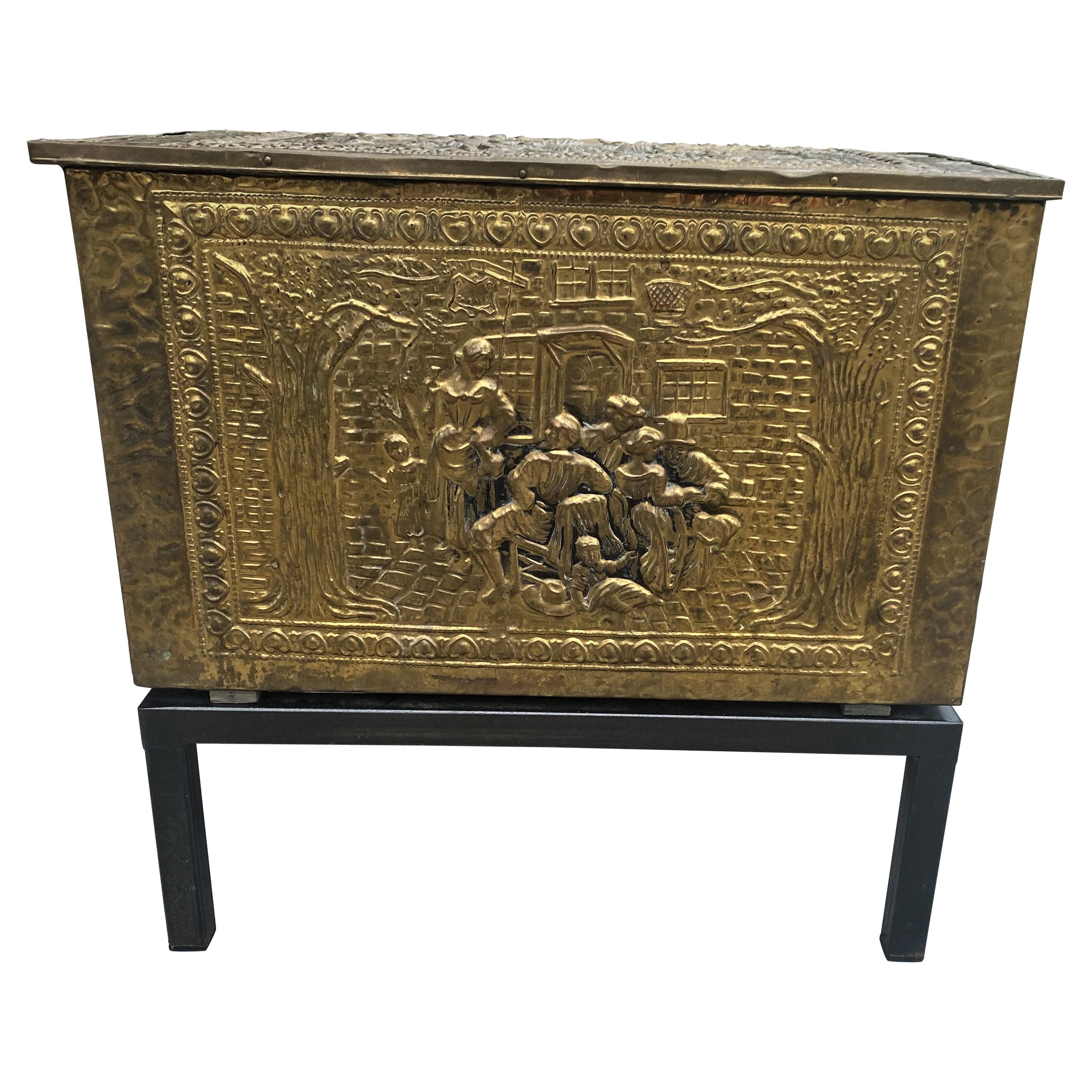 Boîte de rangement pour le bois d'allumage, sur Stand, avec scène de pub ou de taverne, en laiton, estampillée par la presse anglaise en vente