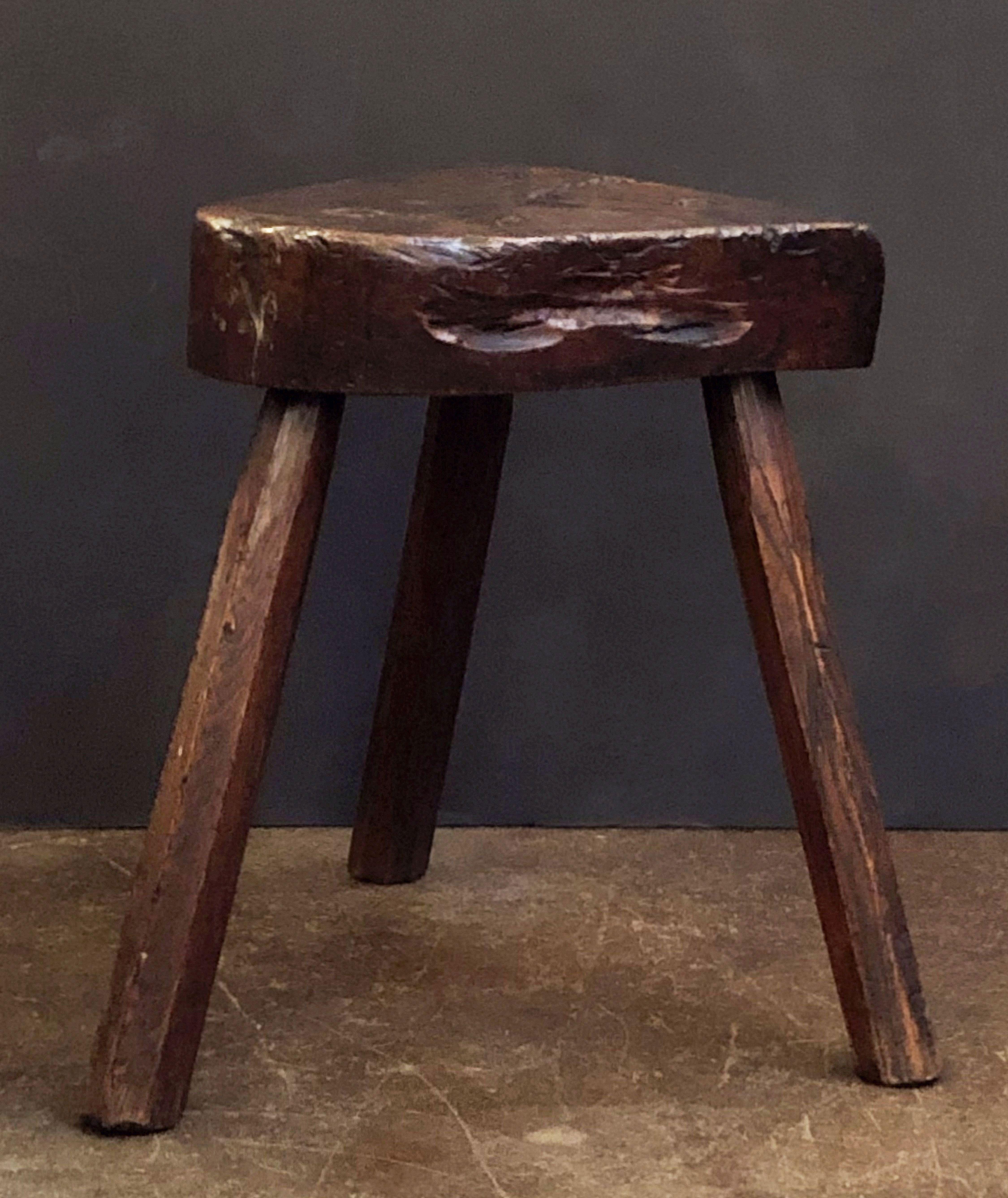 English Primitive or Rustic Three-Legged Milking Stool of Oak In Good Condition In Austin, TX