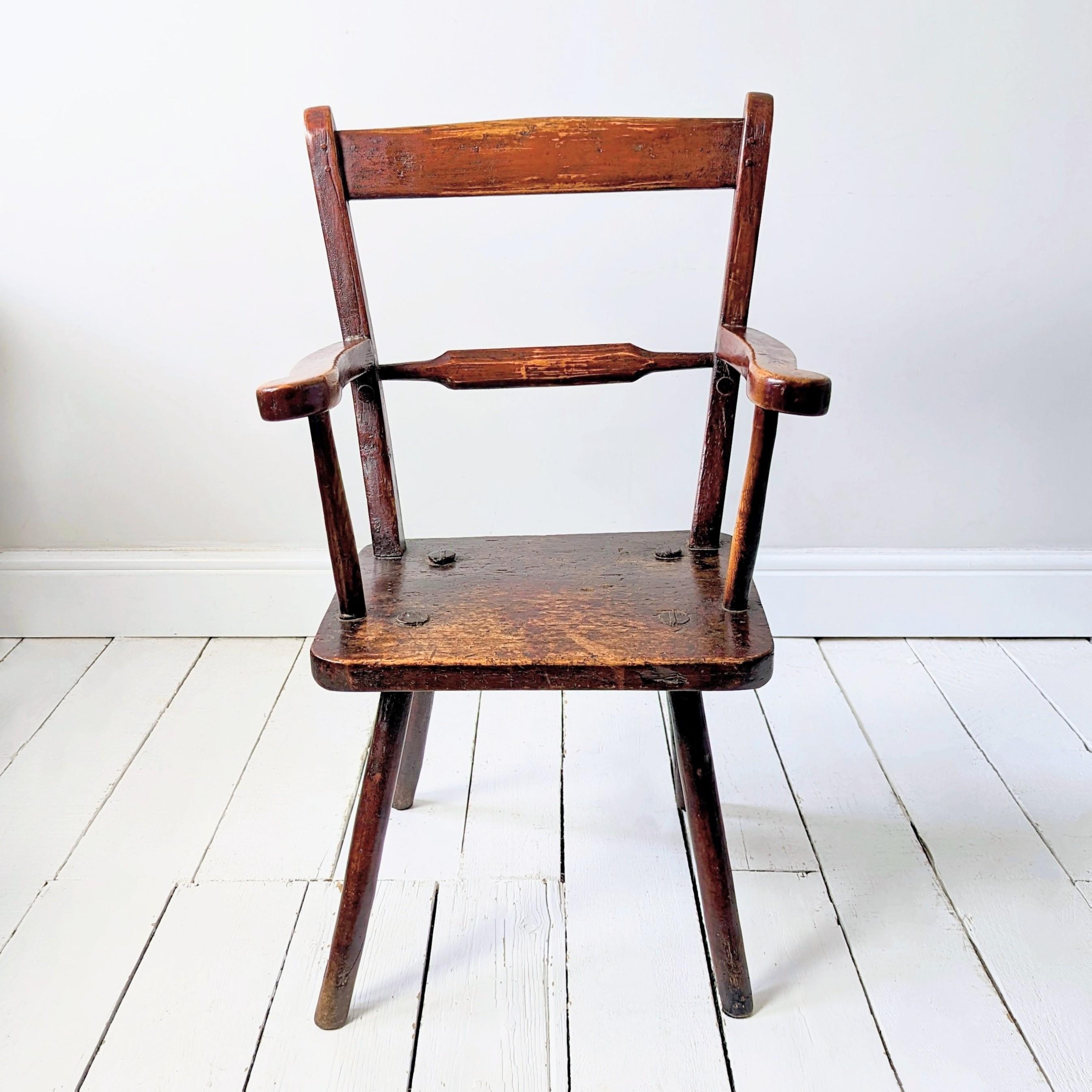 Ein wunderschöner Sessel im Oxford-Stil mit gerollter Rückenlehne aus Esche und Birke. 

Von skulpturaler Form und ein seltenes, primitives Beispiel für den volkstümlichen Stil der Stuhlherstellung, der im Thames Valley und in den Chilterns im