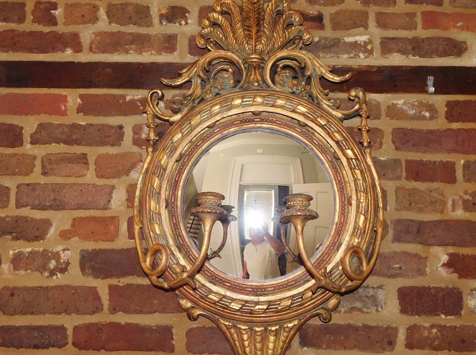 English Prince of Wales Gilt Wood Foliage Girandole Convex Wall Mirror, C. 1810 en Excelente estado para la venta en Charleston, SC