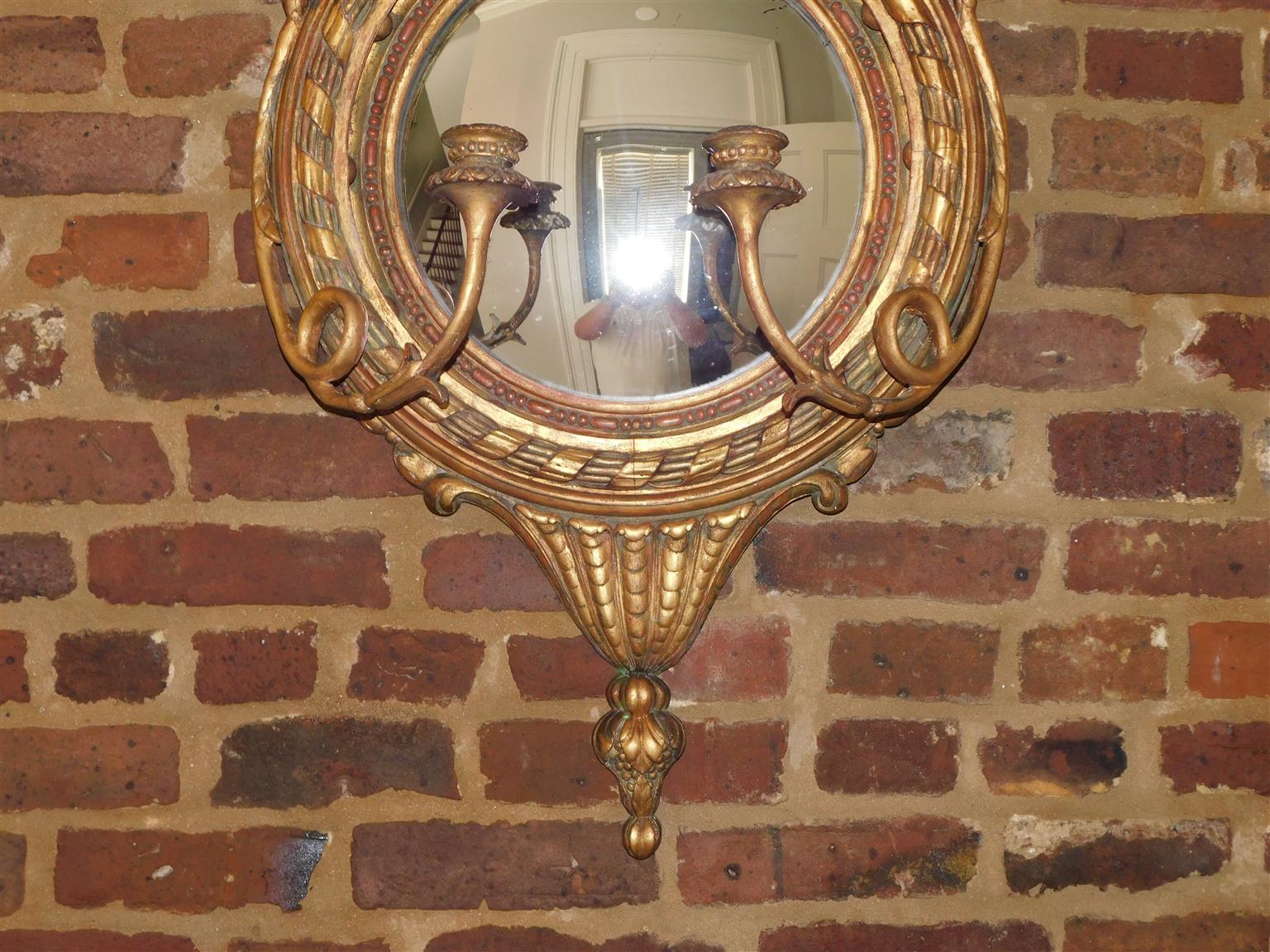 English Prince of Wales Gilt Wood Foliage Girandole Convex Wall Mirror, C. 1810 principios del siglo XIX en venta