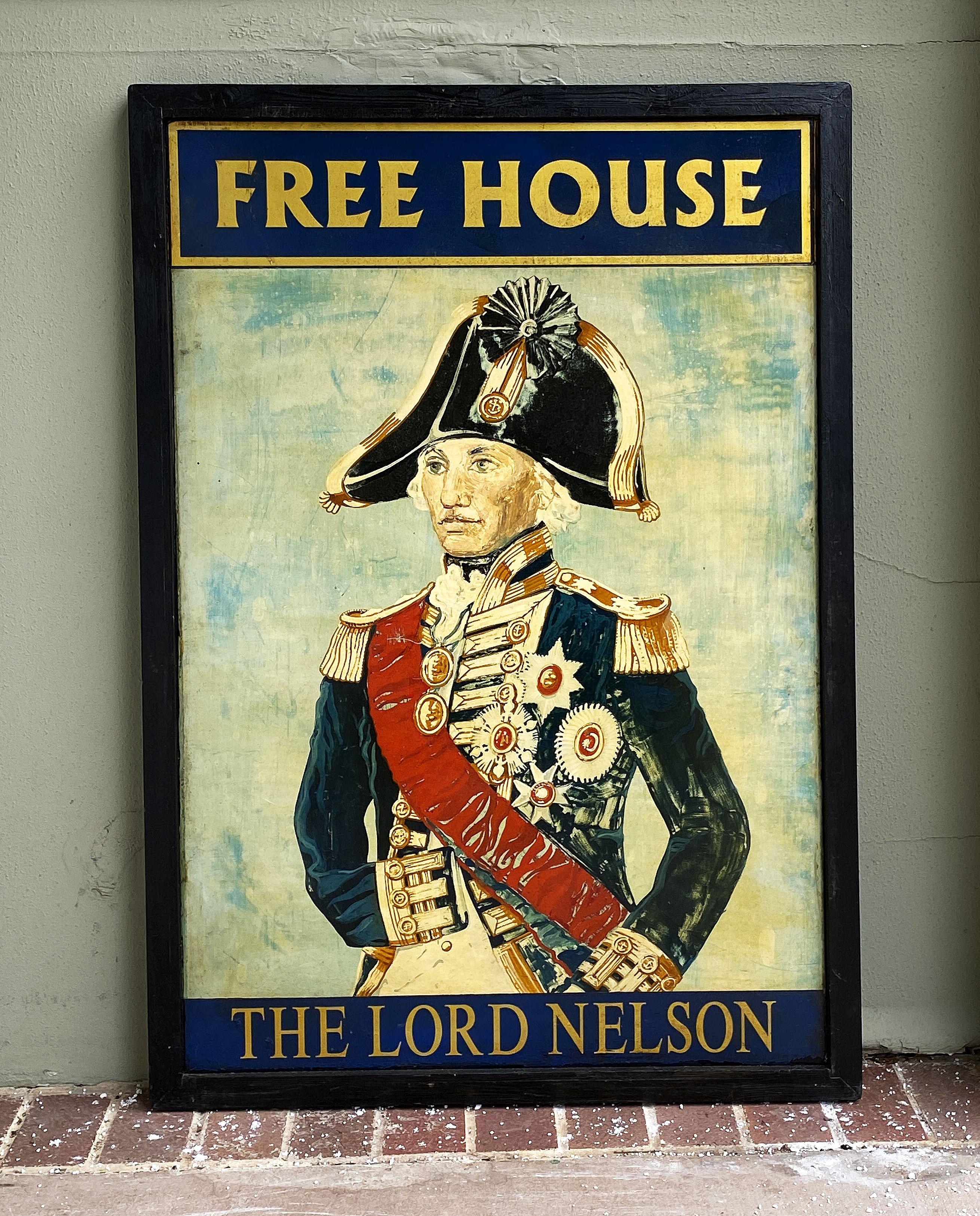 Ein authentisches englisches Kneipenschild (einseitig) mit einem Porträtgemälde von Lord Nelson in vollem Ornat und dem Titel: Free House - Der Lord Nelson.

Ein Free House in Großbritannien ist ein öffentliches Haus, das nicht von einer Brauerei