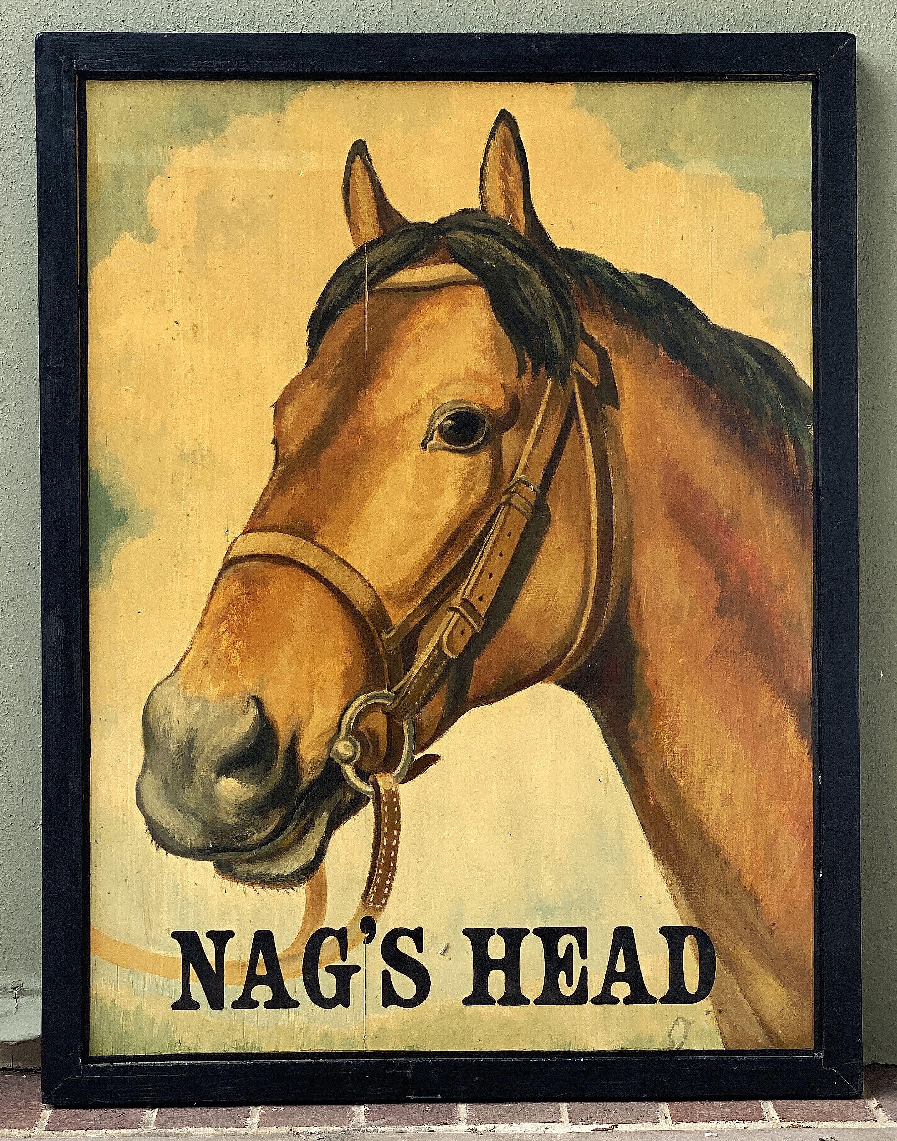 Ein authentisches englisches Pub-Schild (einseitig) mit dem Bild eines Pferdekopfes in einem Zaumzeug mit dem Titel: Nag's Head.

Ein sehr schönes Beispiel für eine alte Werbegrafik, bereit für die Ausstellung.