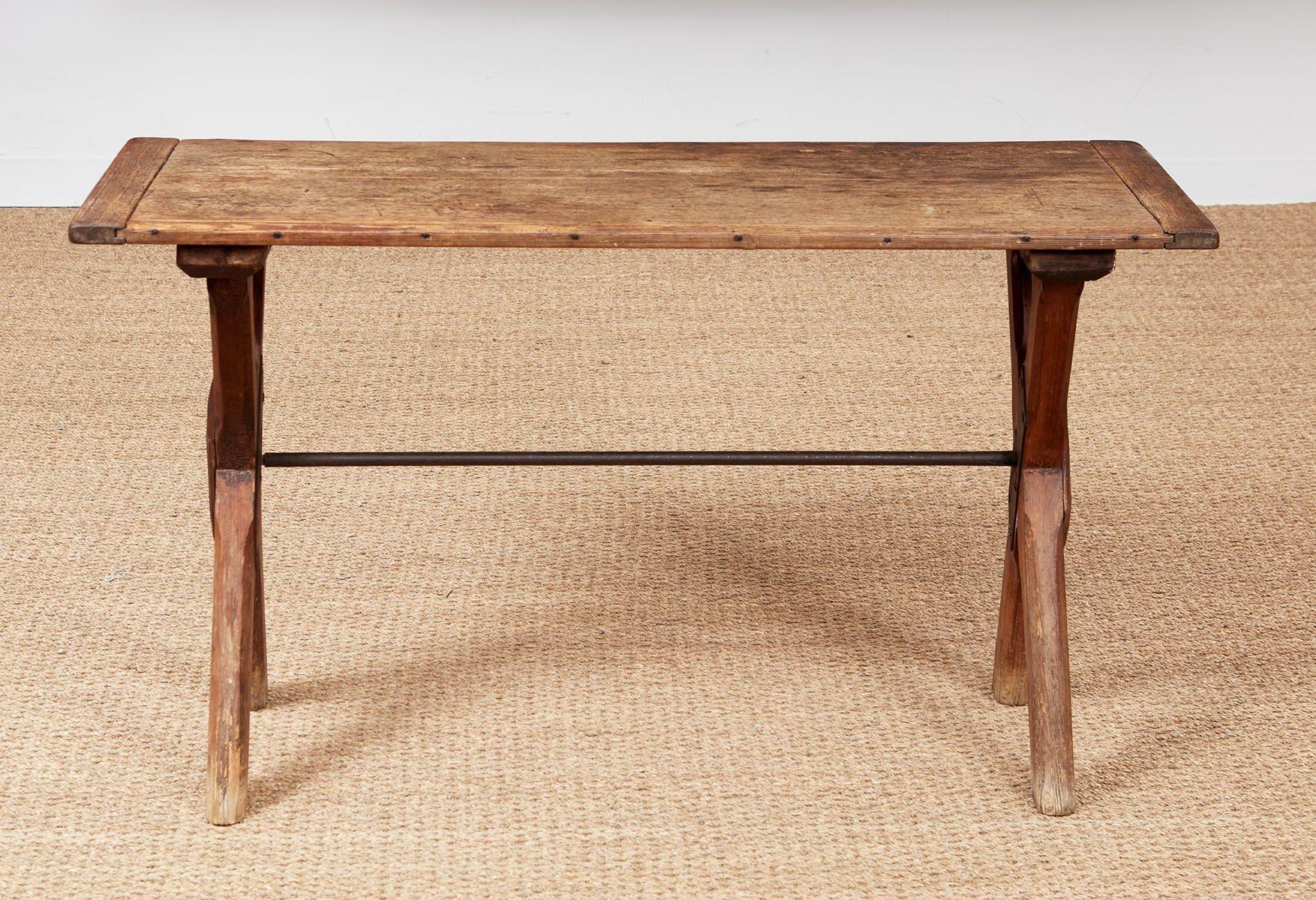 English Pub Table In Good Condition For Sale In Greenwich, CT