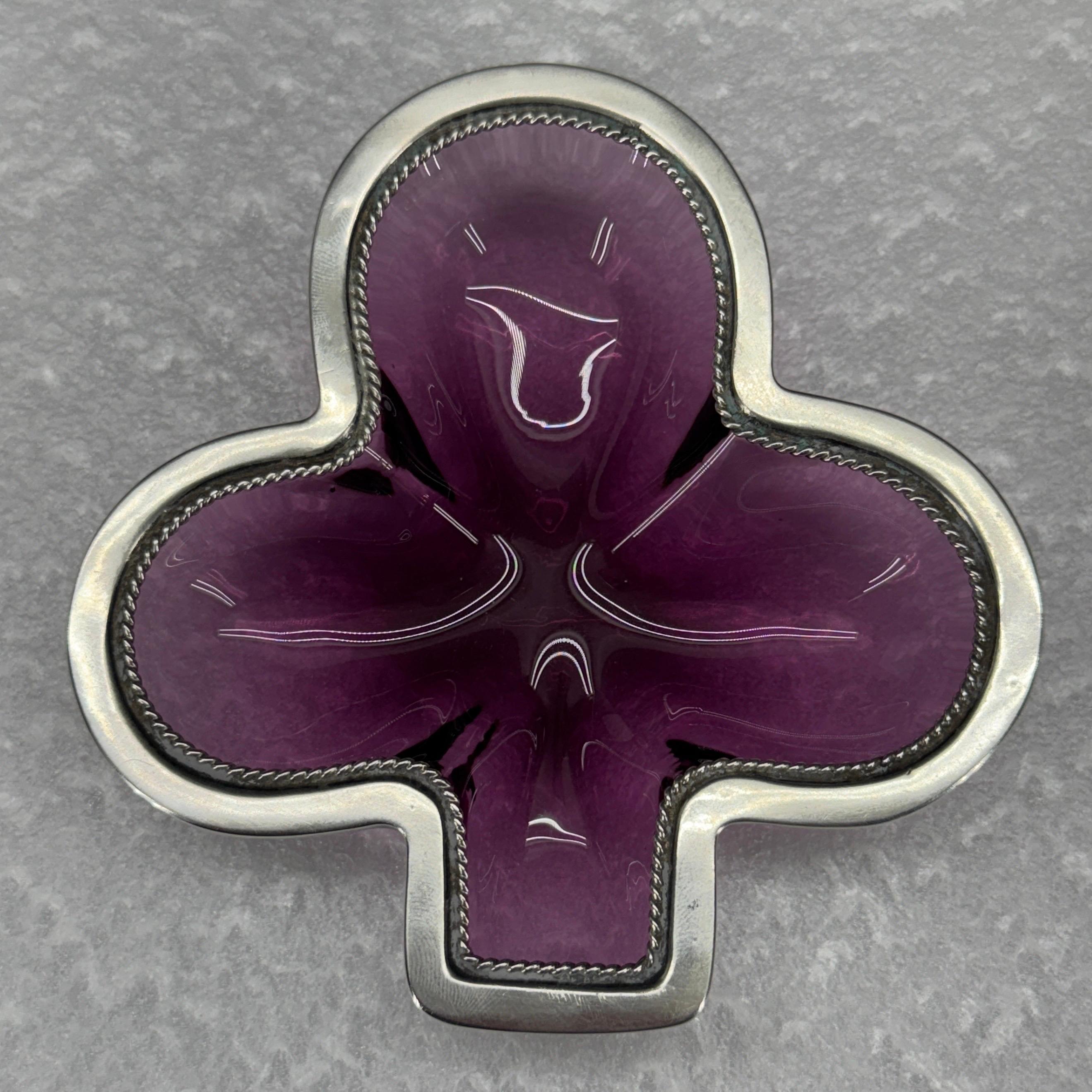 Piatto da viaggio inglese con ametista viola e trifoglio in argento sterling in vendita 5