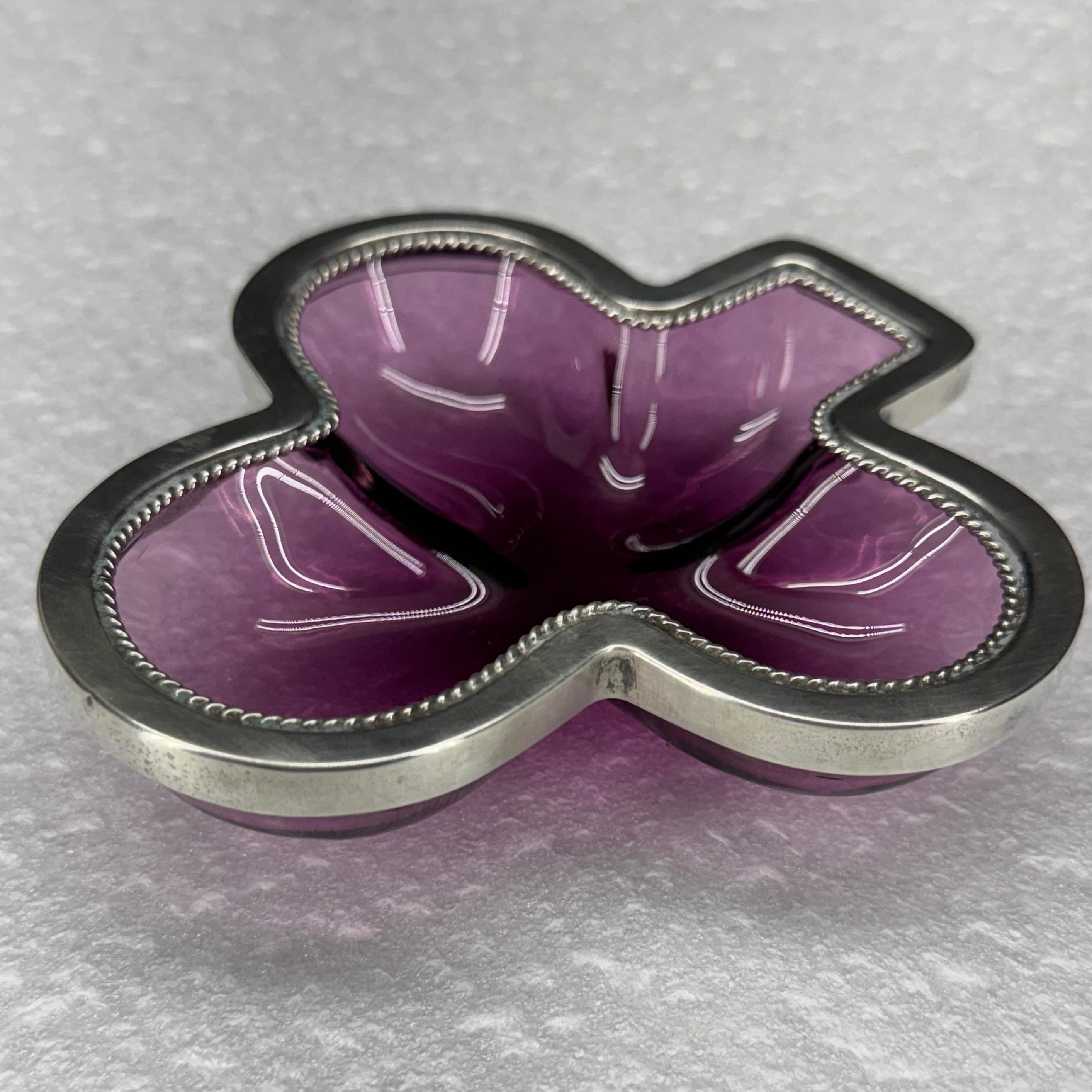Piatto da viaggio inglese con ametista viola e trifoglio in argento sterling in vendita 6
