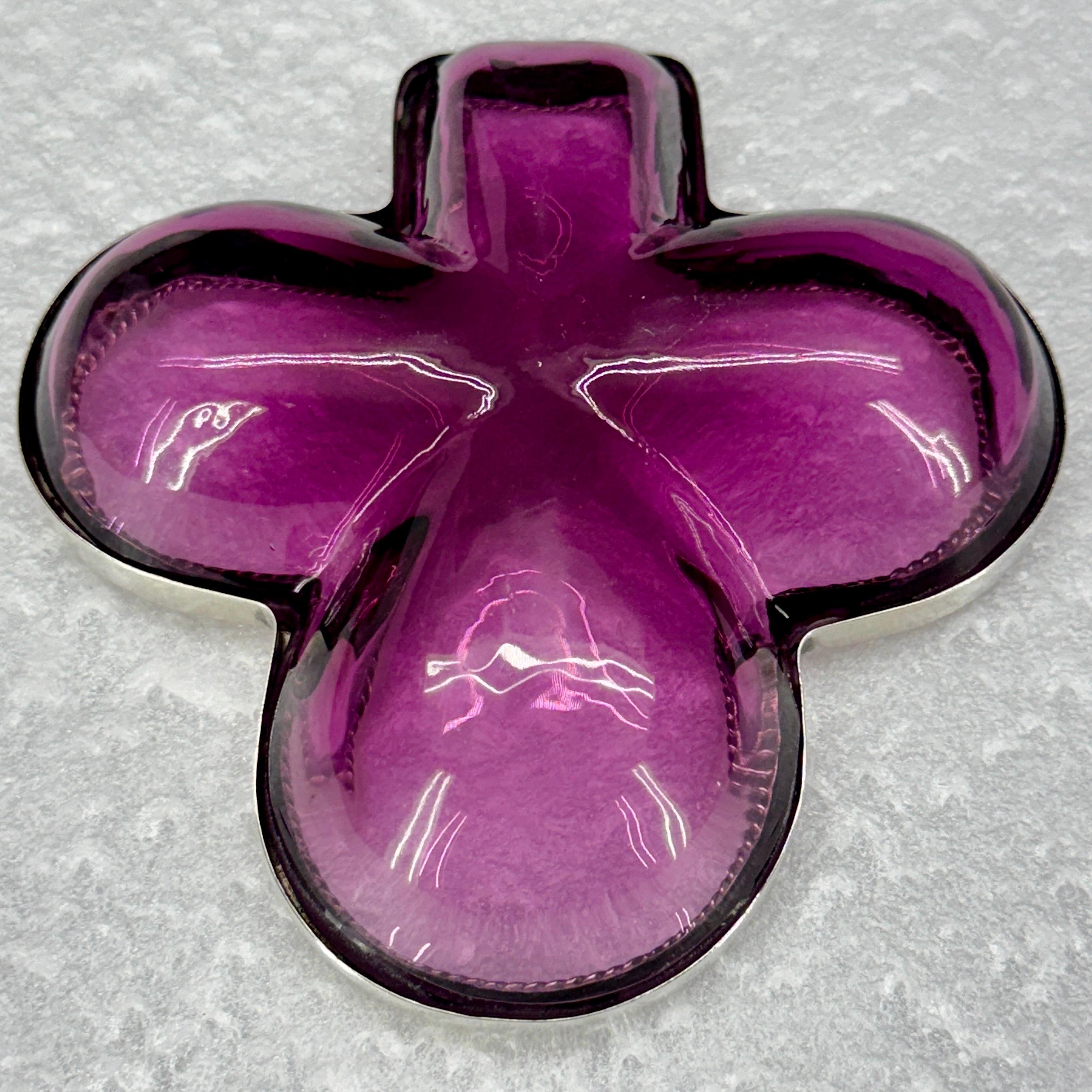 Piatto da viaggio inglese con ametista viola e trifoglio in argento sterling in vendita 12