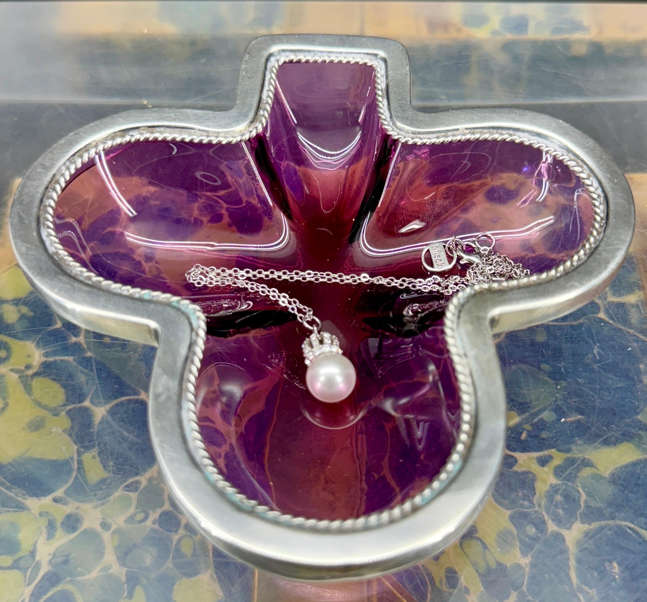 Incantevole vassoio a forma di trifoglio in vetro viola ametista e argento sterling. Questo bicchiere d'arte, che si trova a Londra, è caratterizzato da un bordo d'argento con ottimi dettagli. Questo pezzo sarebbe sicuramente un'aggiunta fantastica
