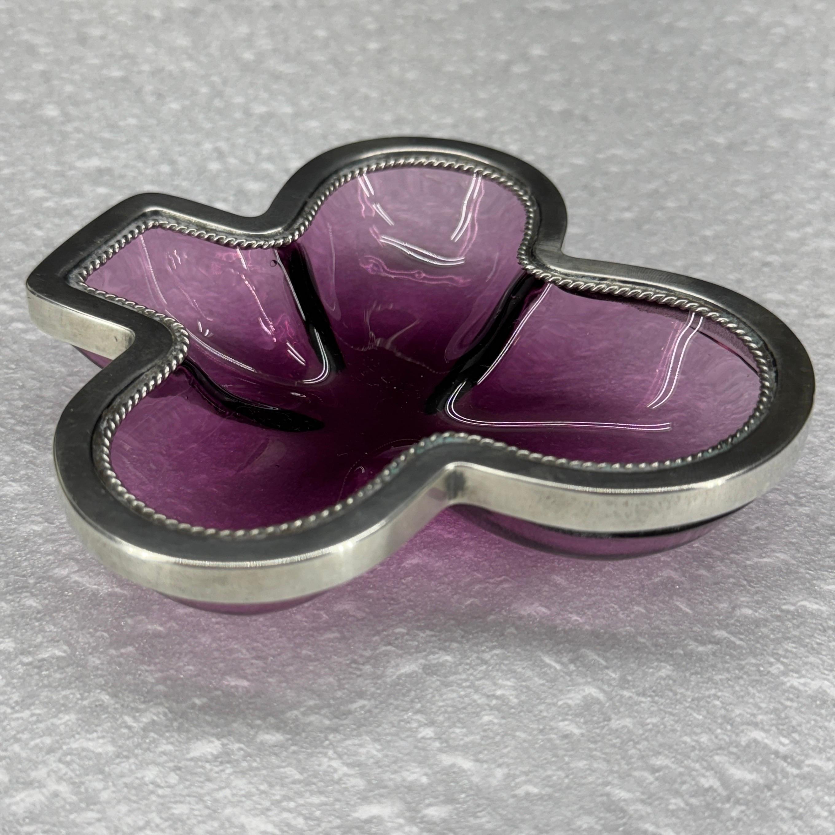 Piatto da viaggio inglese con ametista viola e trifoglio in argento sterling in vendita 13