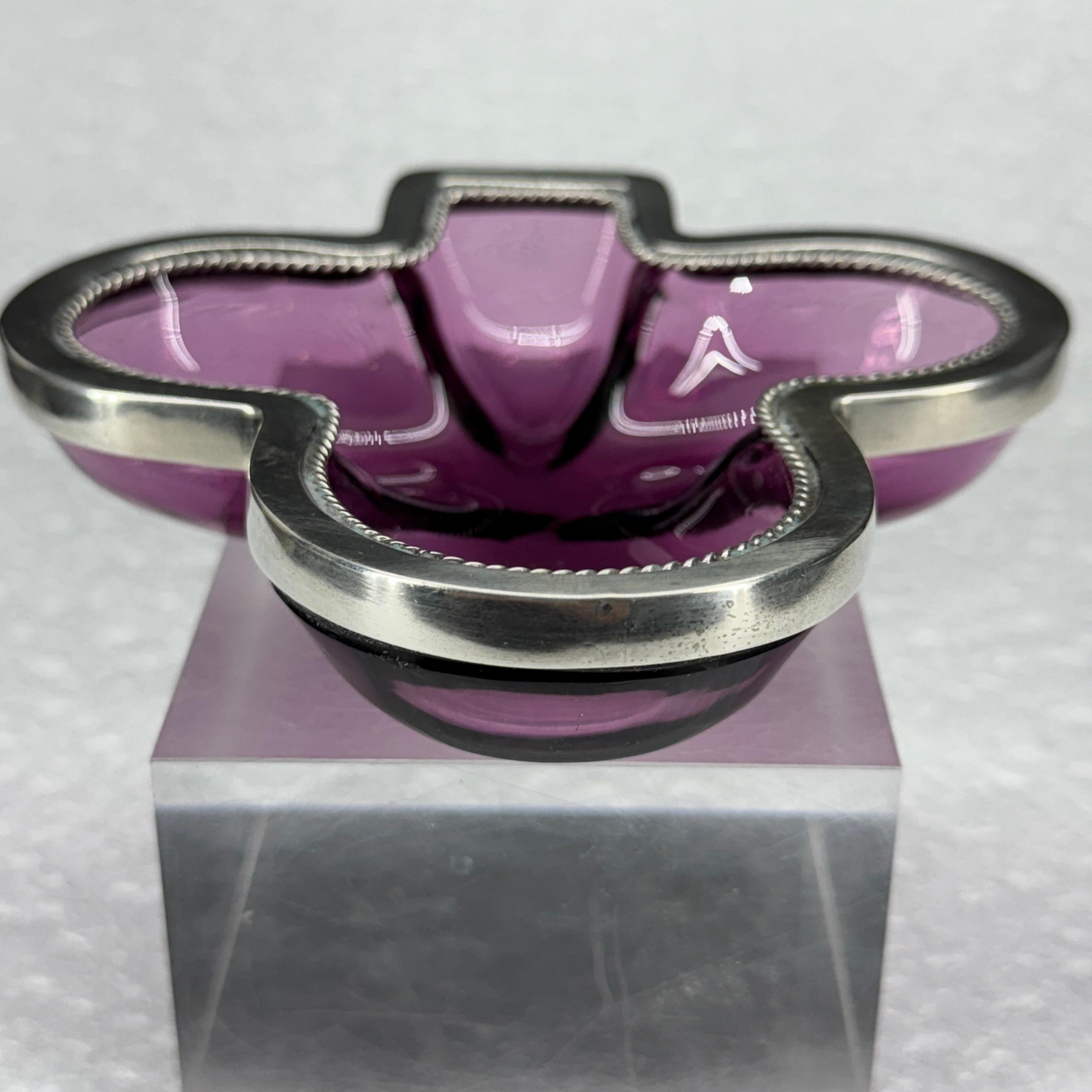 Inglese Piatto da viaggio inglese con ametista viola e trifoglio in argento sterling in vendita