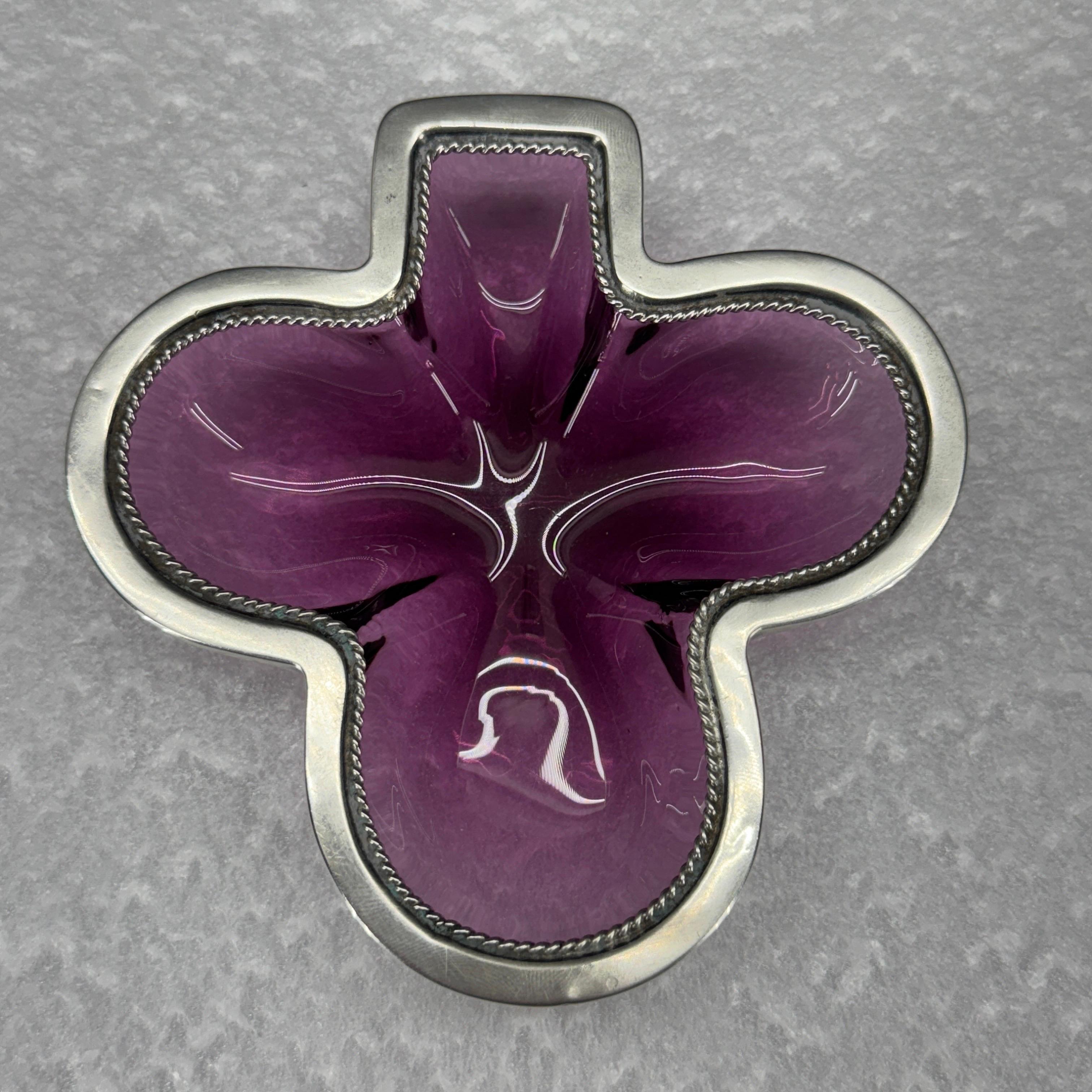 Piatto da viaggio inglese con ametista viola e trifoglio in argento sterling in vendita 1