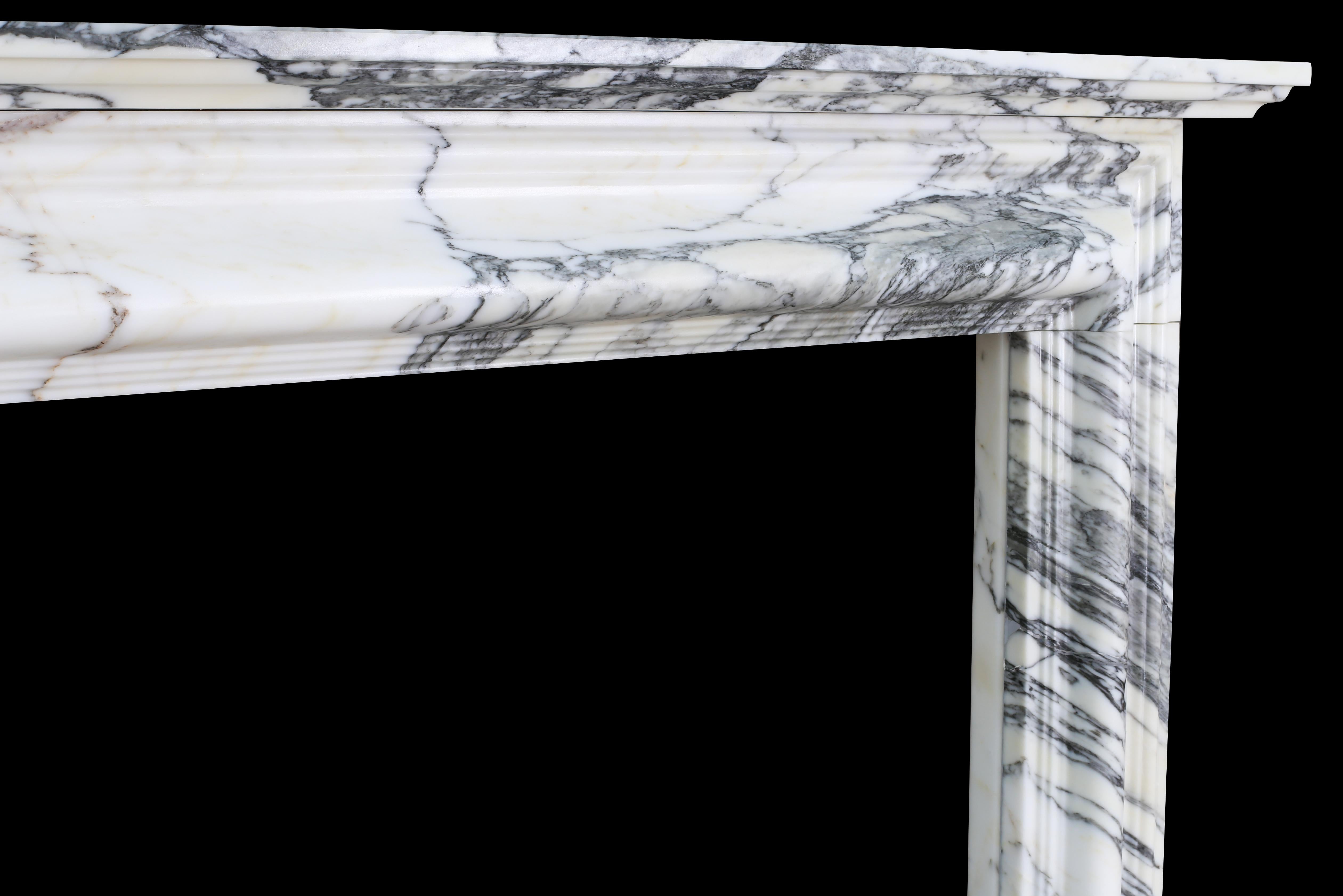 Chimenea inglesa Queen Anne Bolection de mármol Arabescato italiano con repisa en Nuevo estado para la venta en London, GB