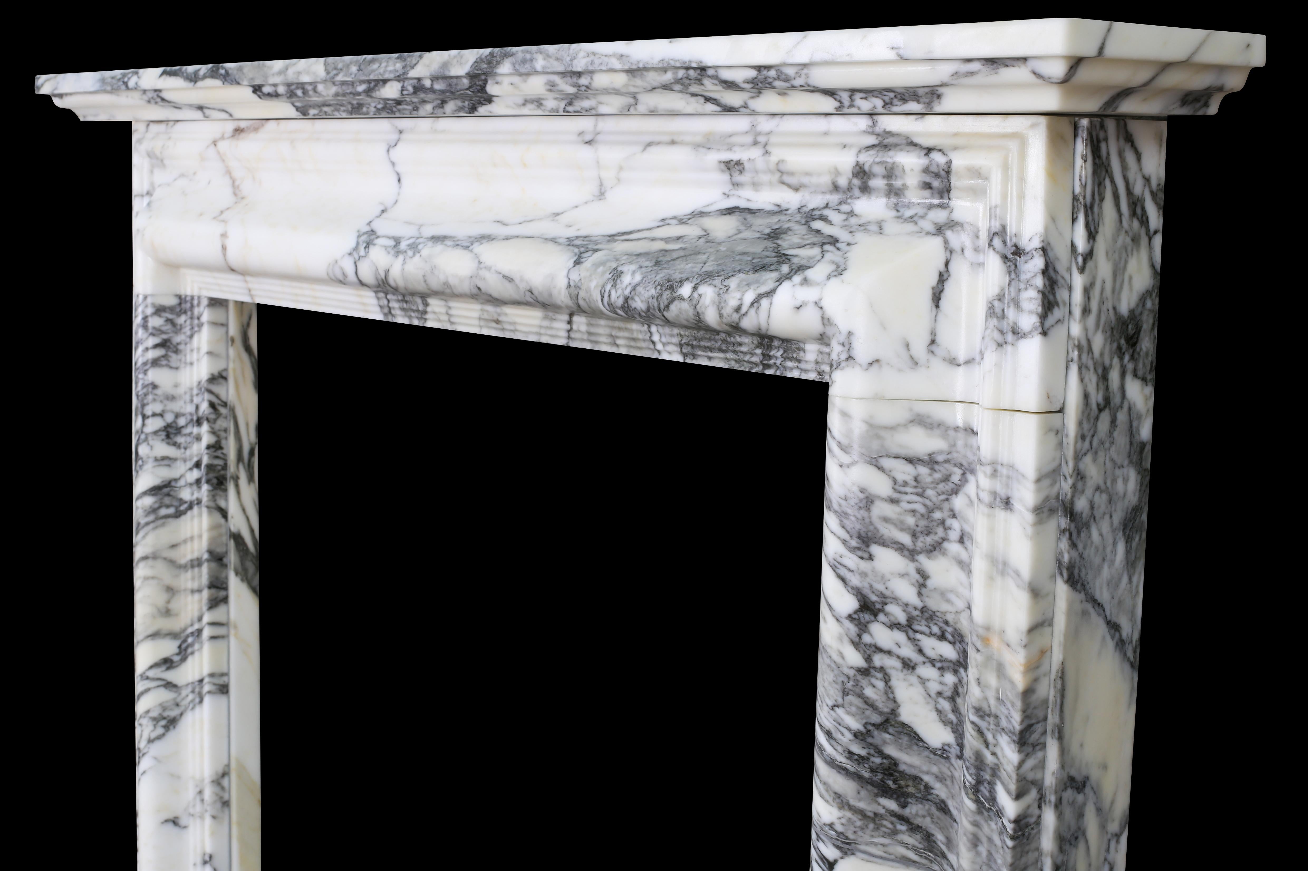 Chimenea inglesa Queen Anne Bolection de mármol Arabescato italiano con repisa en venta 1