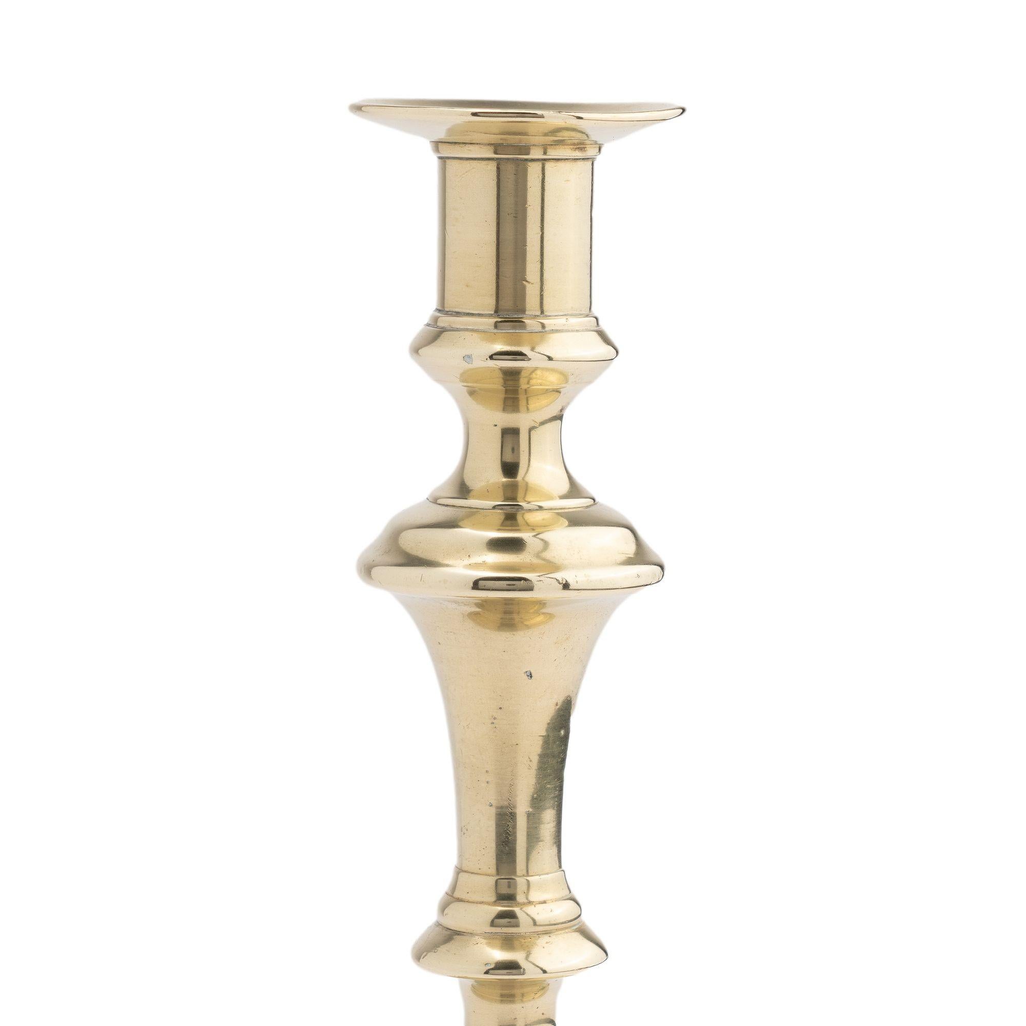 English Queen Anne brass candlestick with knob stem, 1770 In Good Condition For Sale In Kenilworth, IL