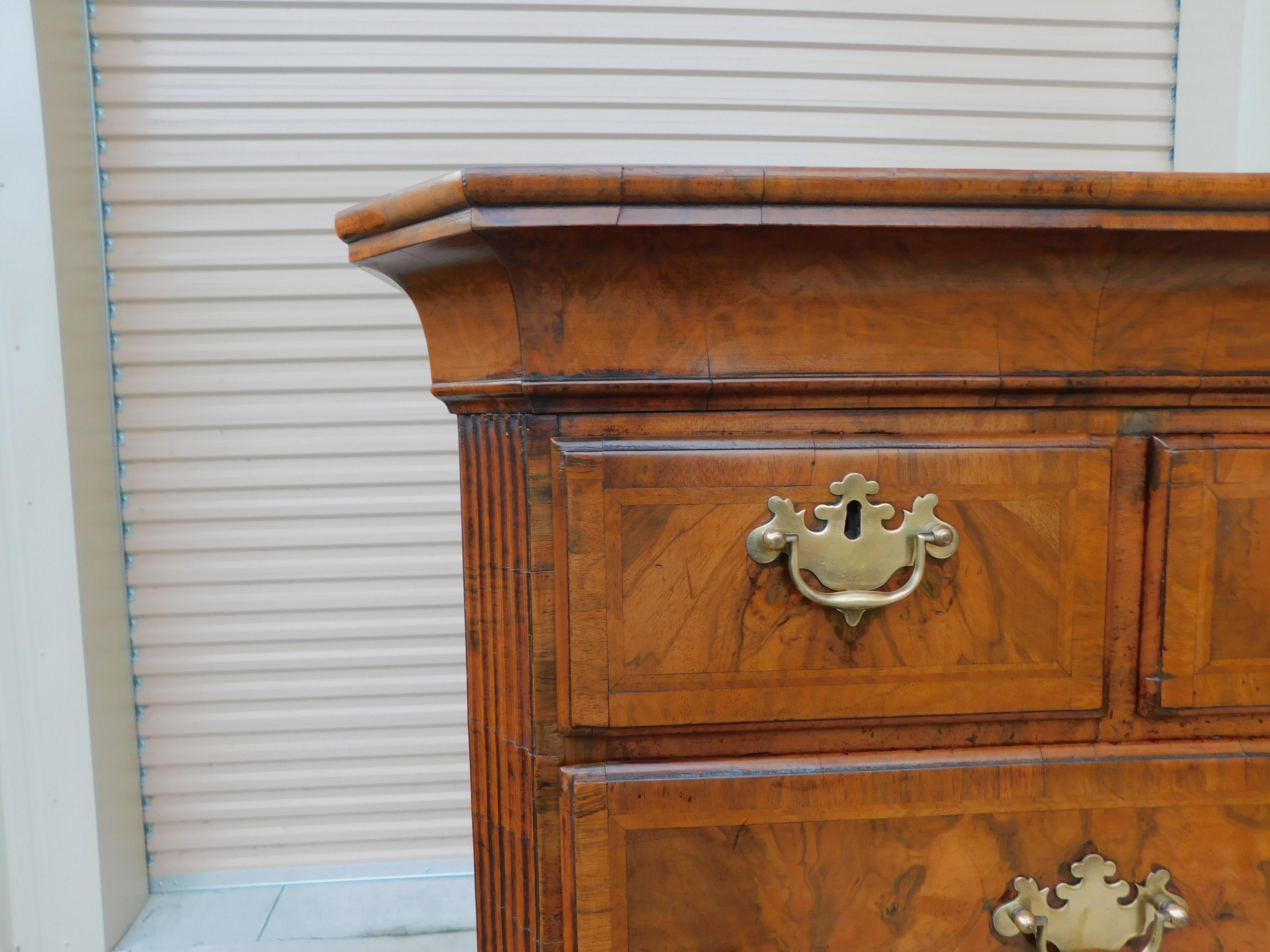 English Queen Anne Burl Walnut Chest on Chest w/ Brushing Slide on Feet, C. 1720 in vendita 2