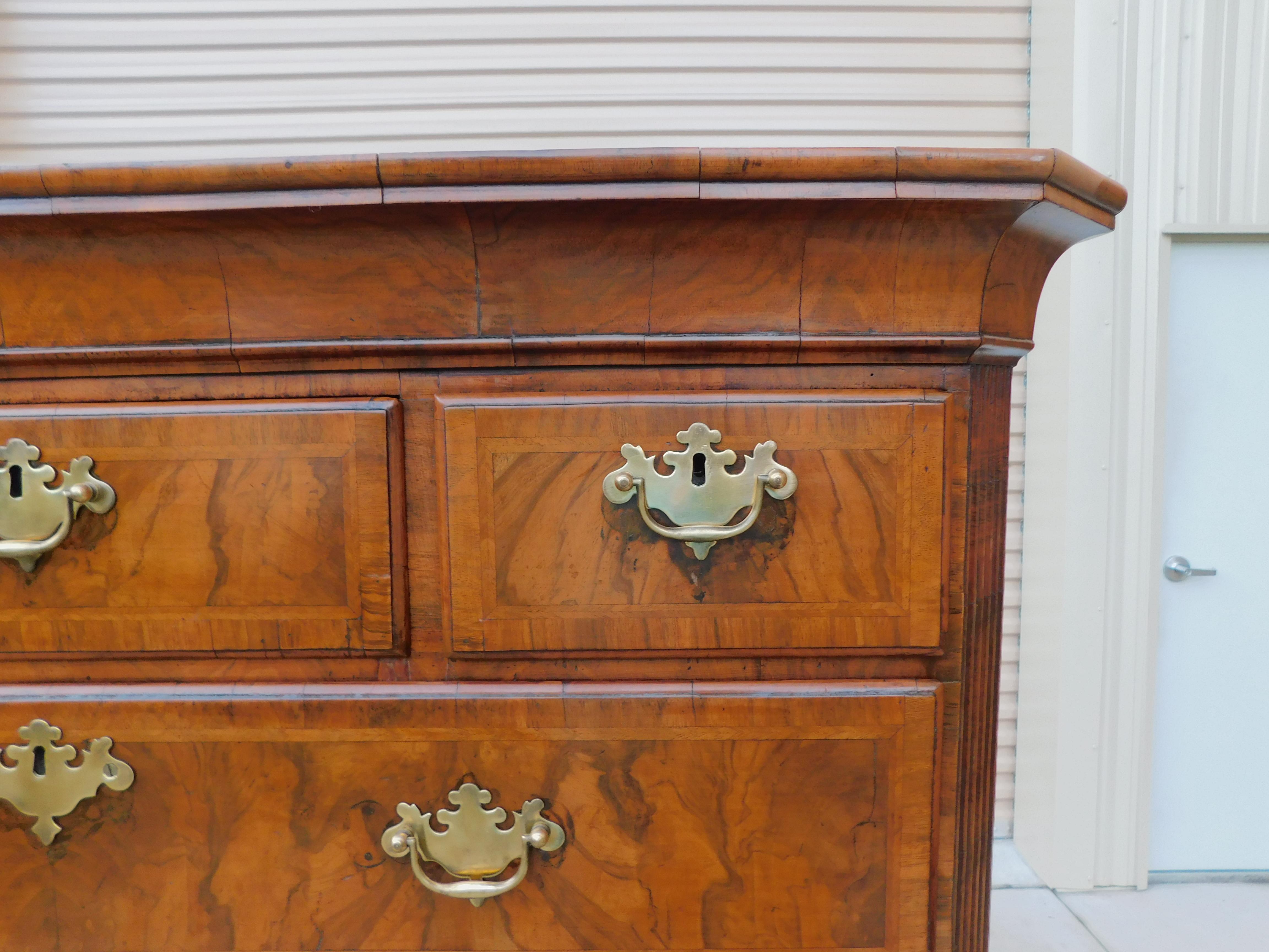 English Queen Anne Burl Walnut Chest on Chest w/ Brushing Slide on Feet, C. 1720 in vendita 3