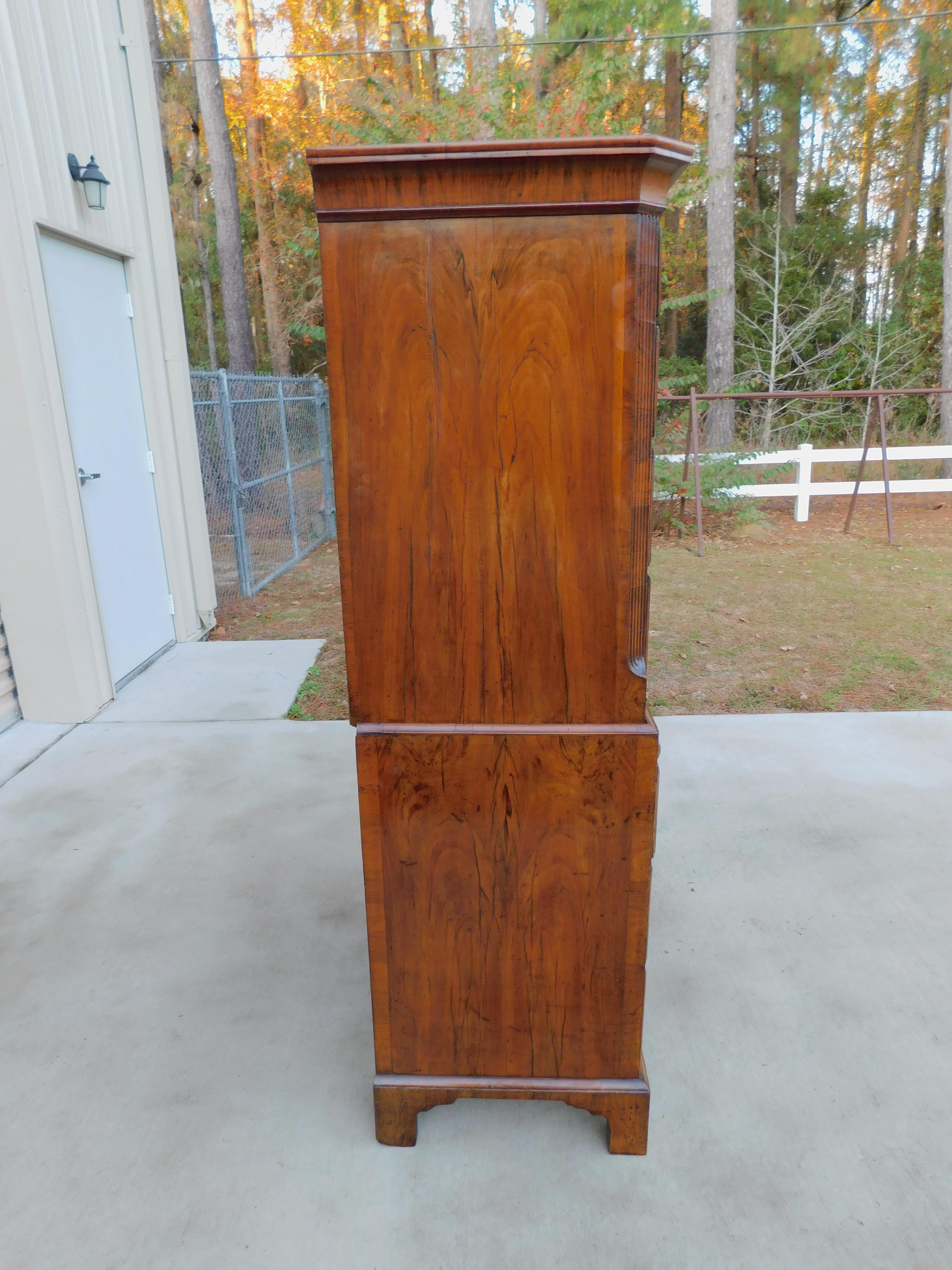 English Queen Anne Burl Walnut Chest on Chest w/ Brushing Slide on Feet, C. 1720 in vendita 4