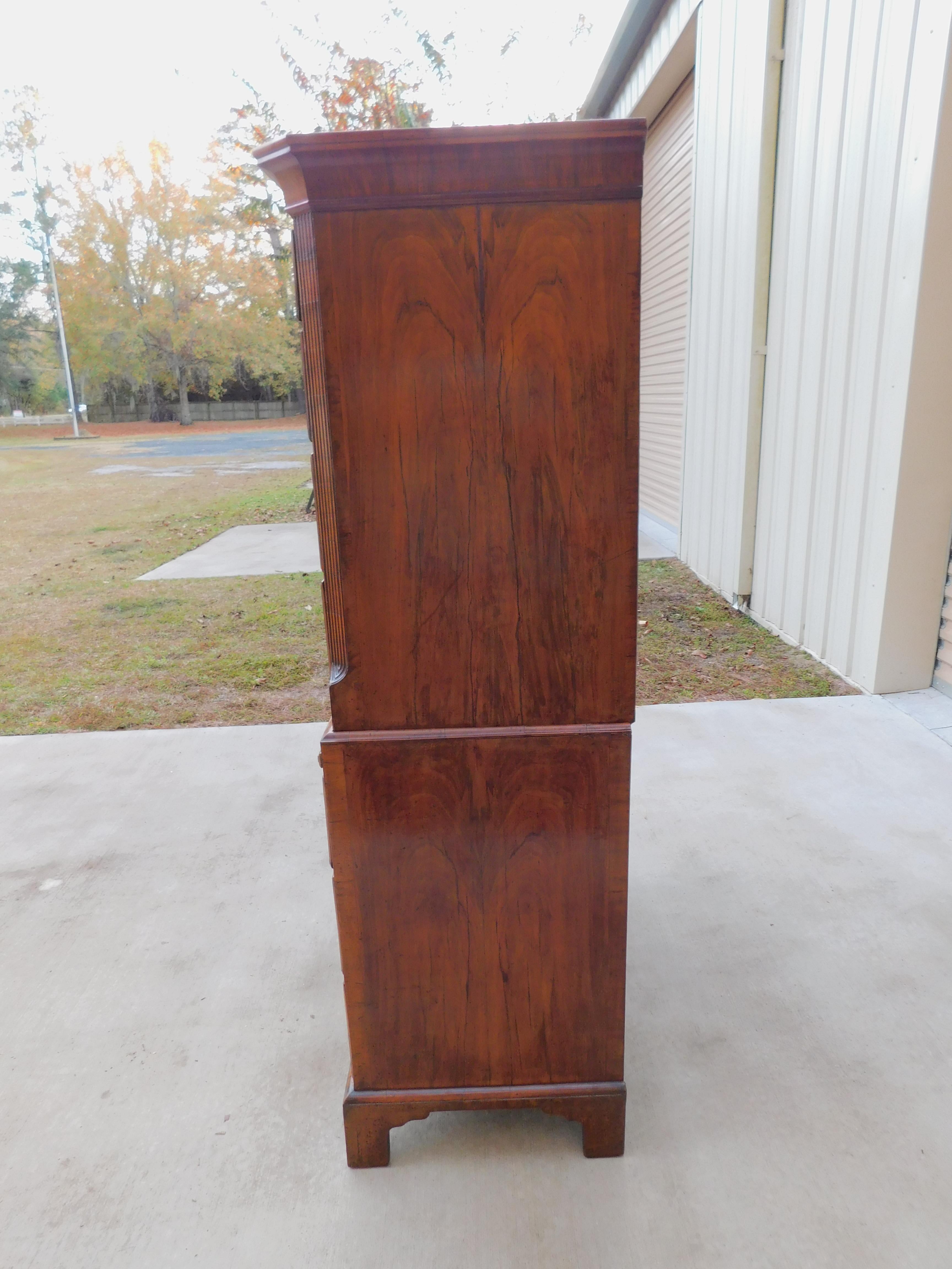 English Queen Anne Burl Walnut Chest on Chest w/ Brushing Slide on Feet, C. 1720 in vendita 5
