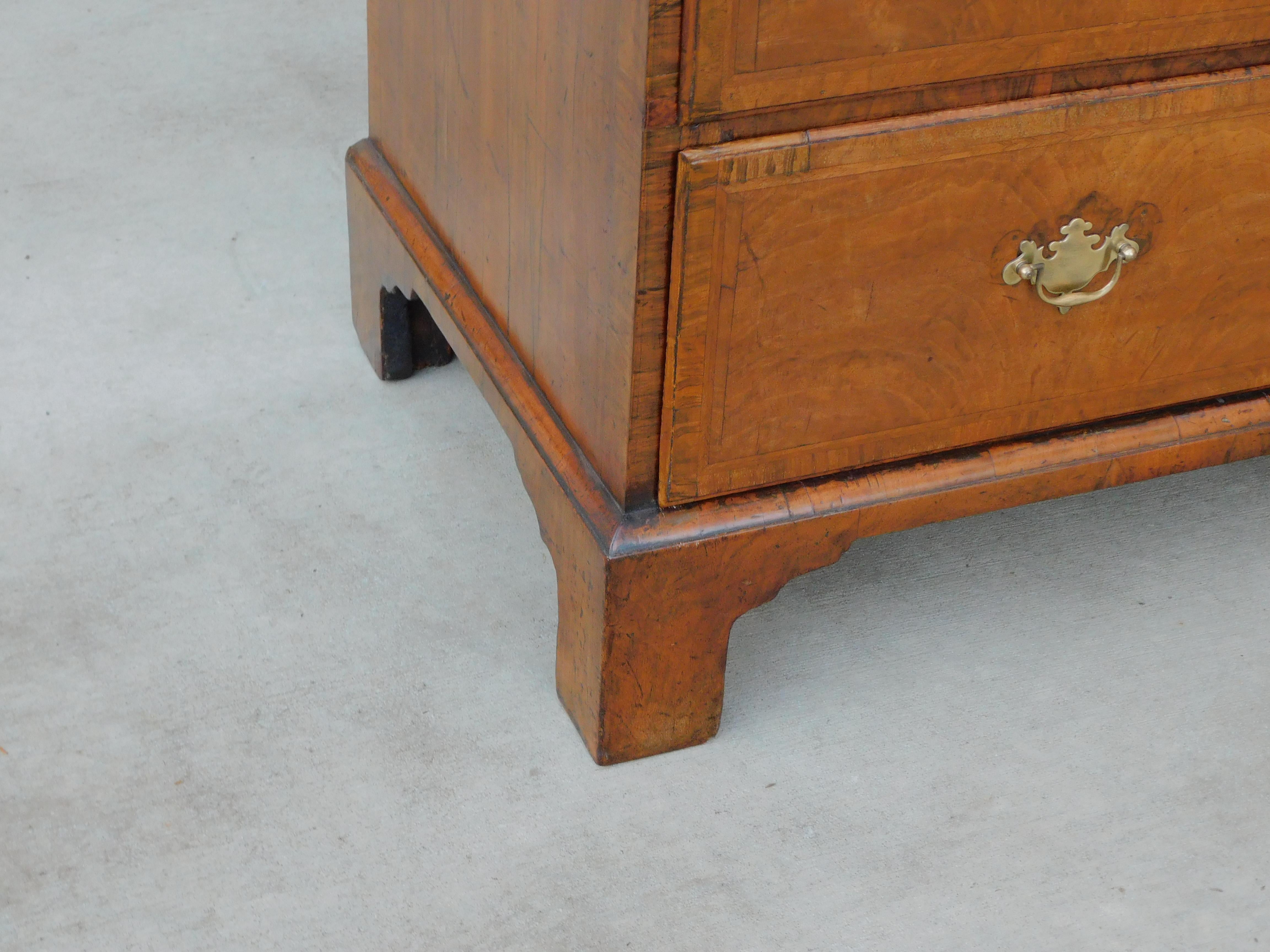 English Queen Anne Burl Walnut Chest on Chest w/ Brushing Slide on Feet, C. 1720 in vendita 6