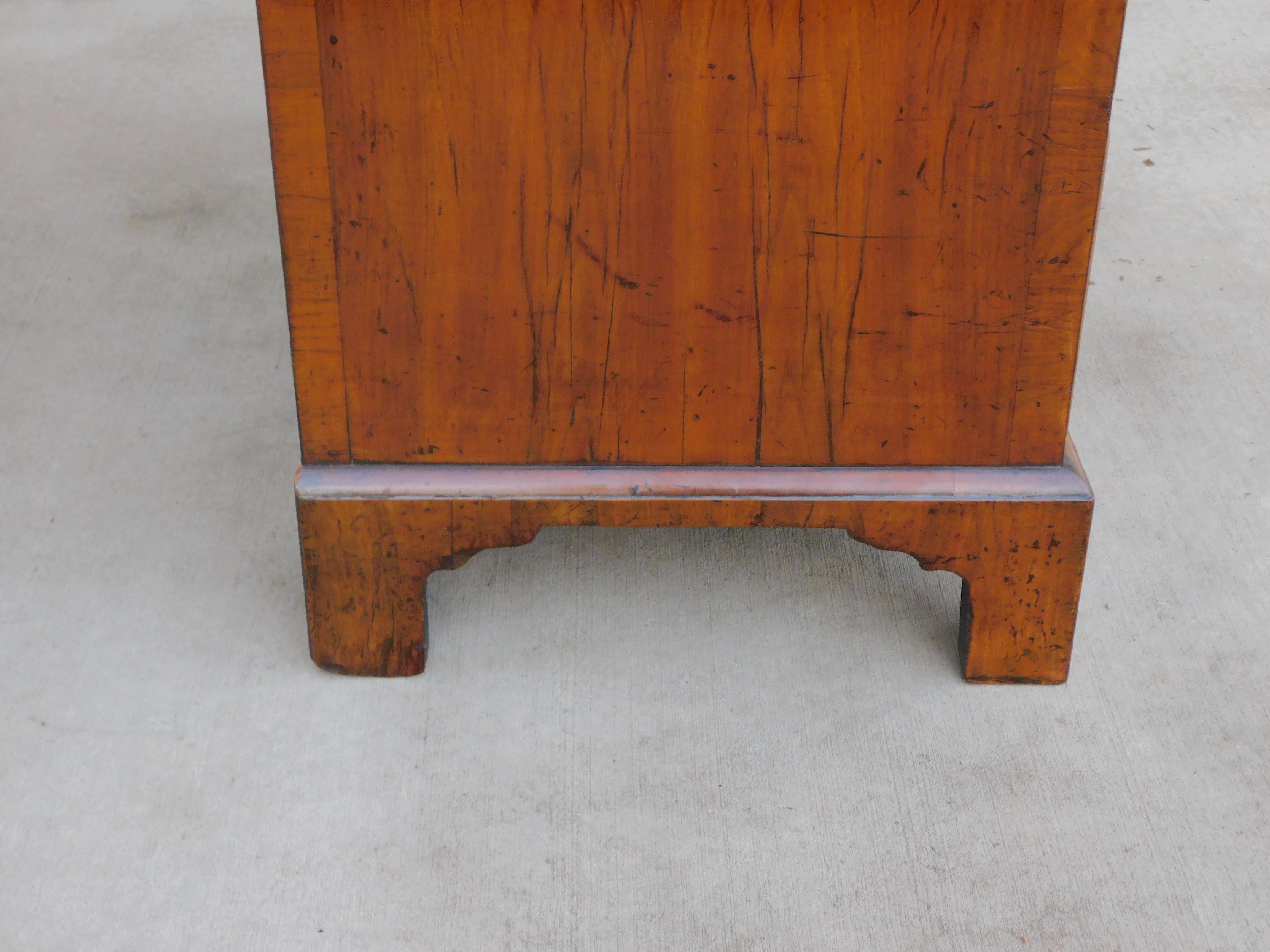 English Queen Anne Burl Walnut Chest on Chest w/ Brushing Slide on Feet, C. 1720 in vendita 7