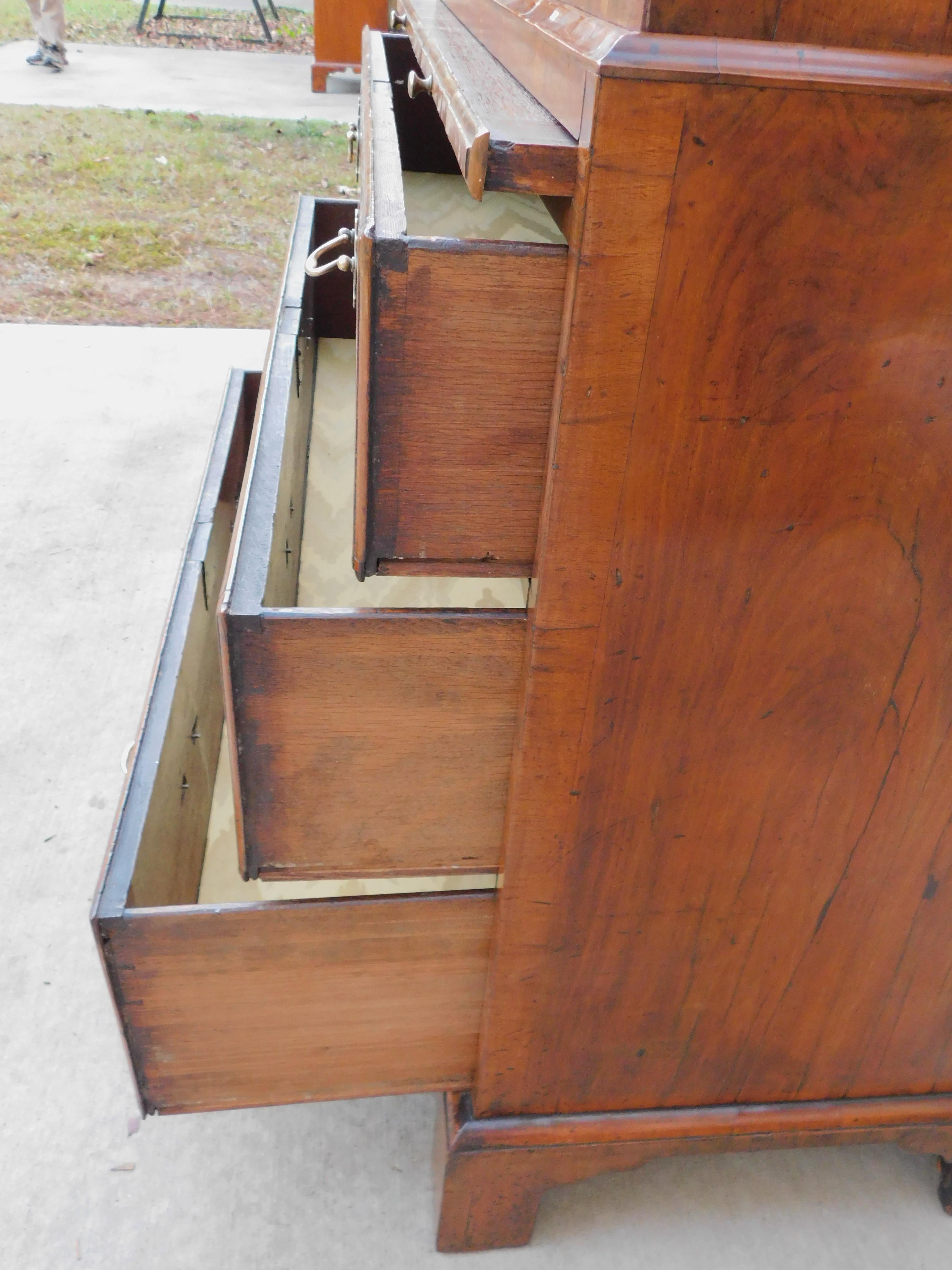 English Queen Anne Burl Walnut Chest on Chest w/ Brushing Slide on Feet, C. 1720 in vendita 8