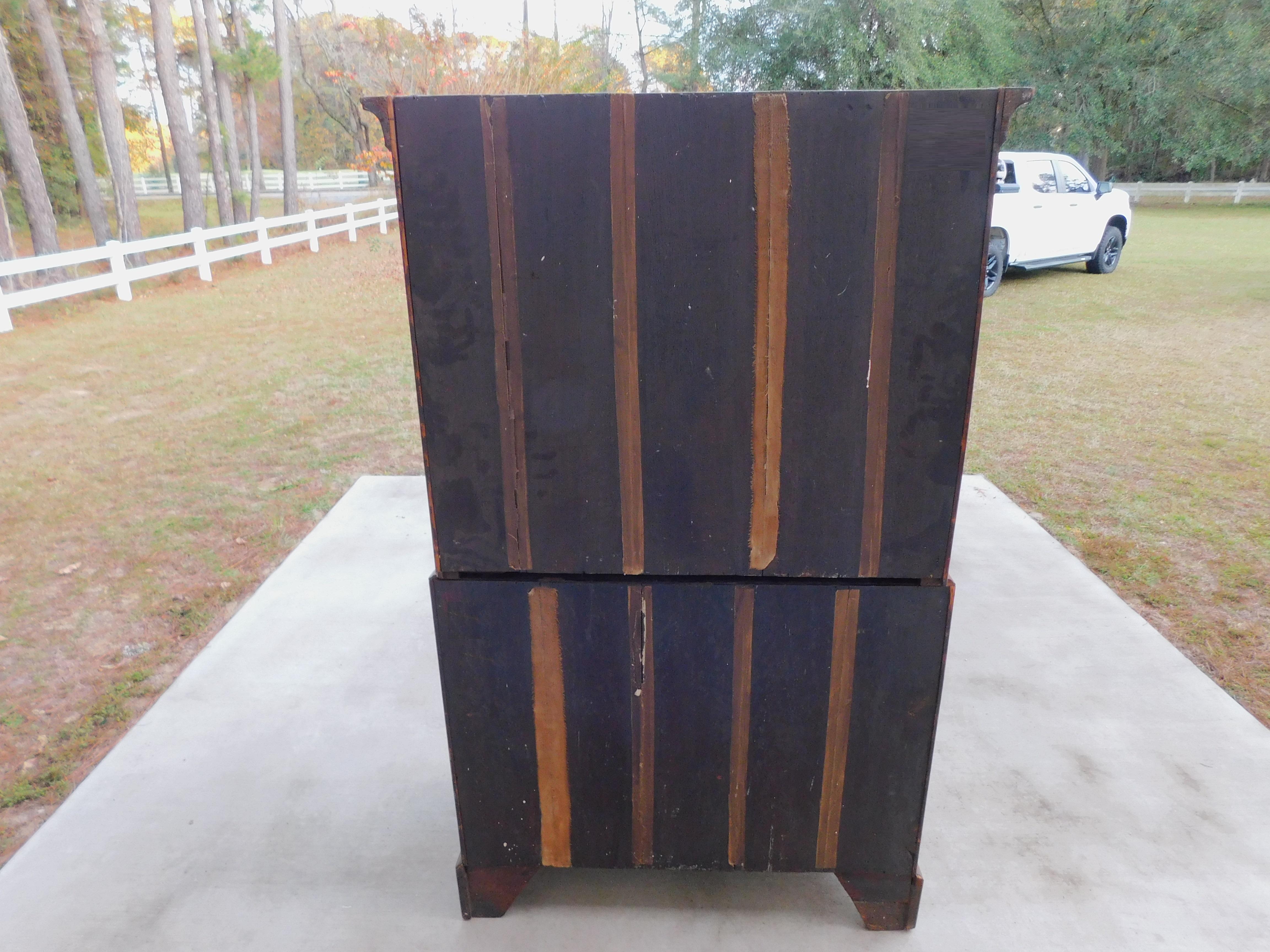 English Queen Anne Burl Walnut Chest on Chest w/ Brushing Slide on Feet, C. 1720 in vendita 10