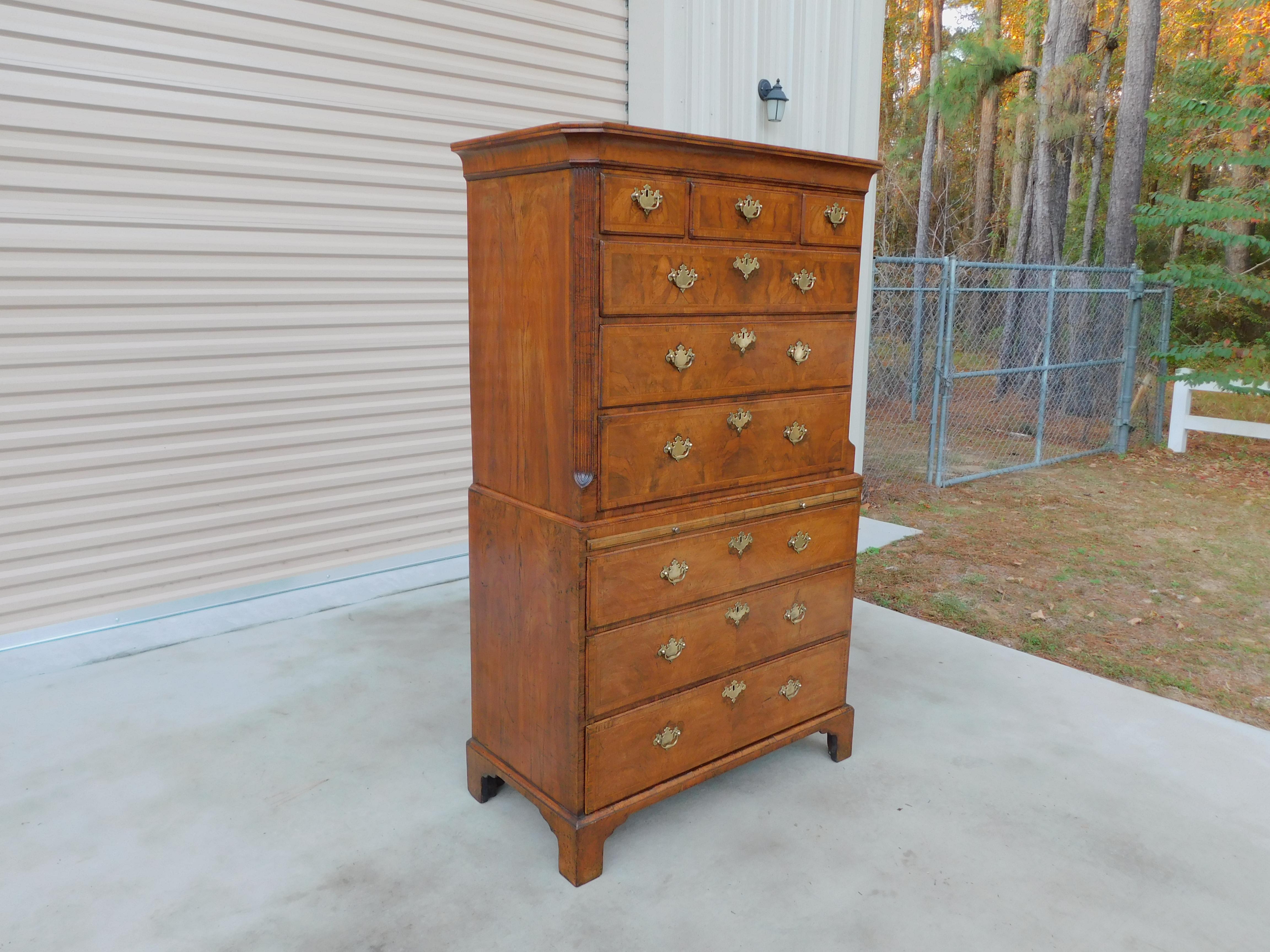 Cassapanca graduata in radica di noce Queen Anne con cornice intagliata sul bordo, angoli scanalati affiancati, intarsi a fascia di piume all'esterno, guida di spazzolatura centrale con pomelli, ottoni originali ad ali di pipistrello, scanalature