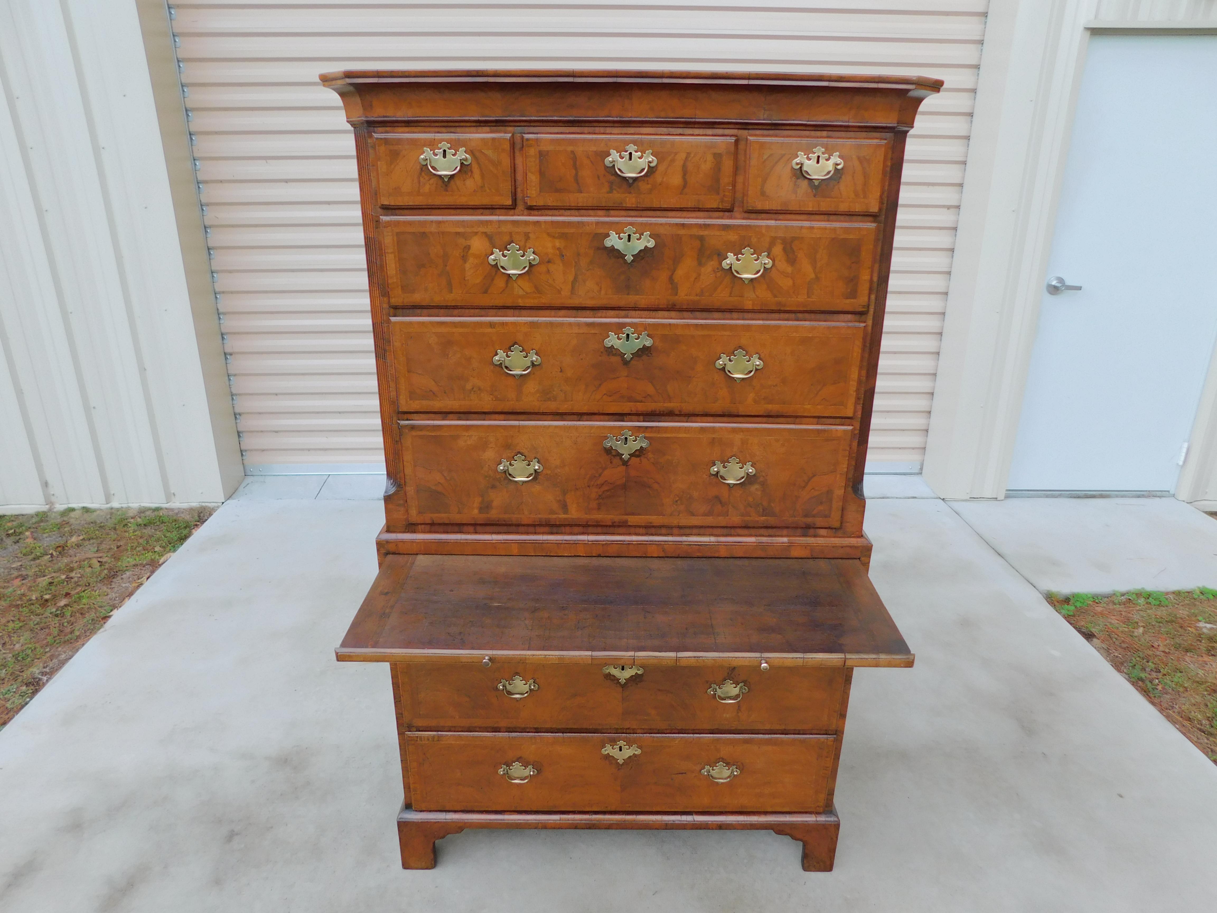 Regina Anna English Queen Anne Burl Walnut Chest on Chest w/ Brushing Slide on Feet, C. 1720 in vendita