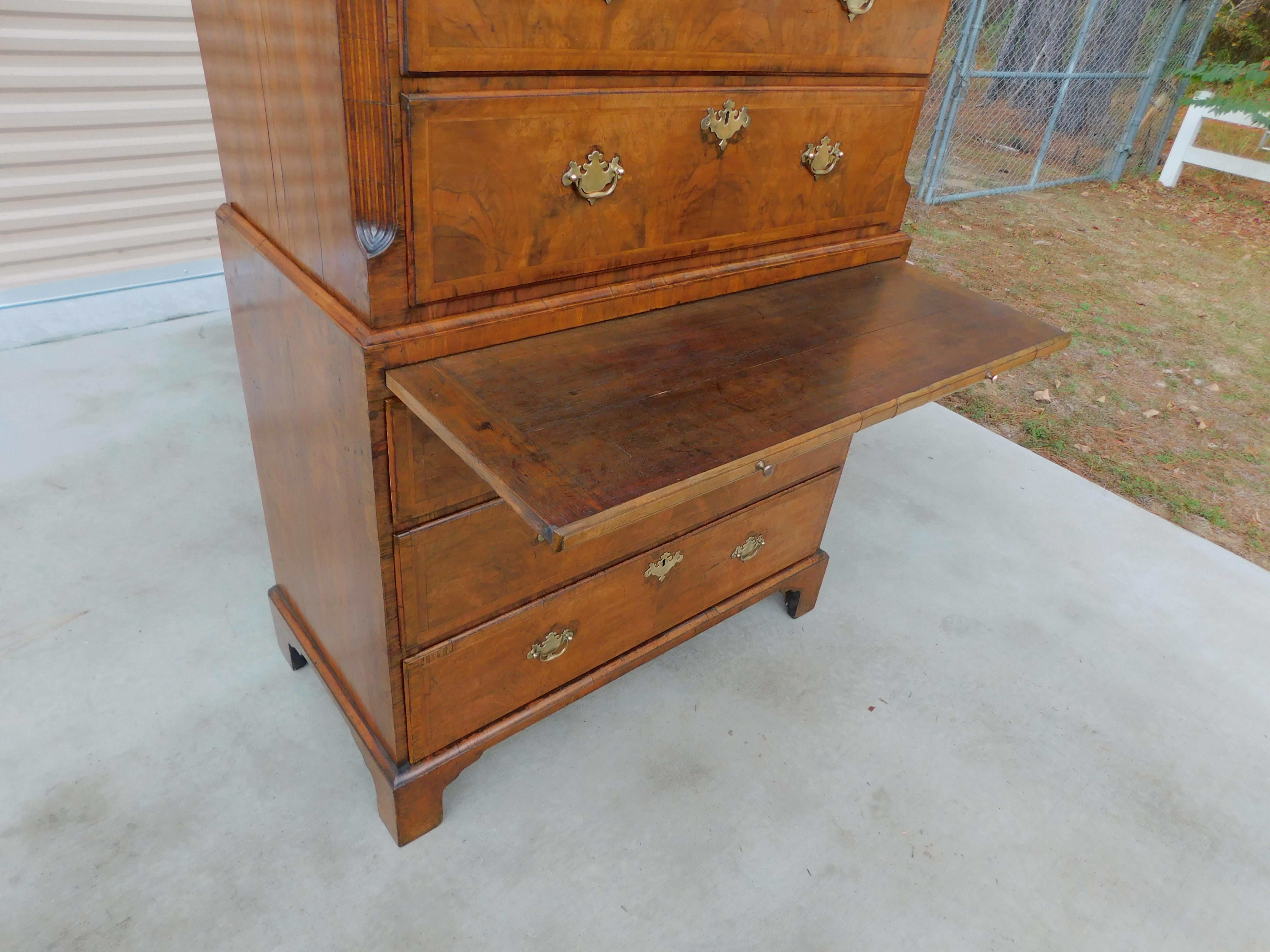 Inglese English Queen Anne Burl Walnut Chest on Chest w/ Brushing Slide on Feet, C. 1720 in vendita