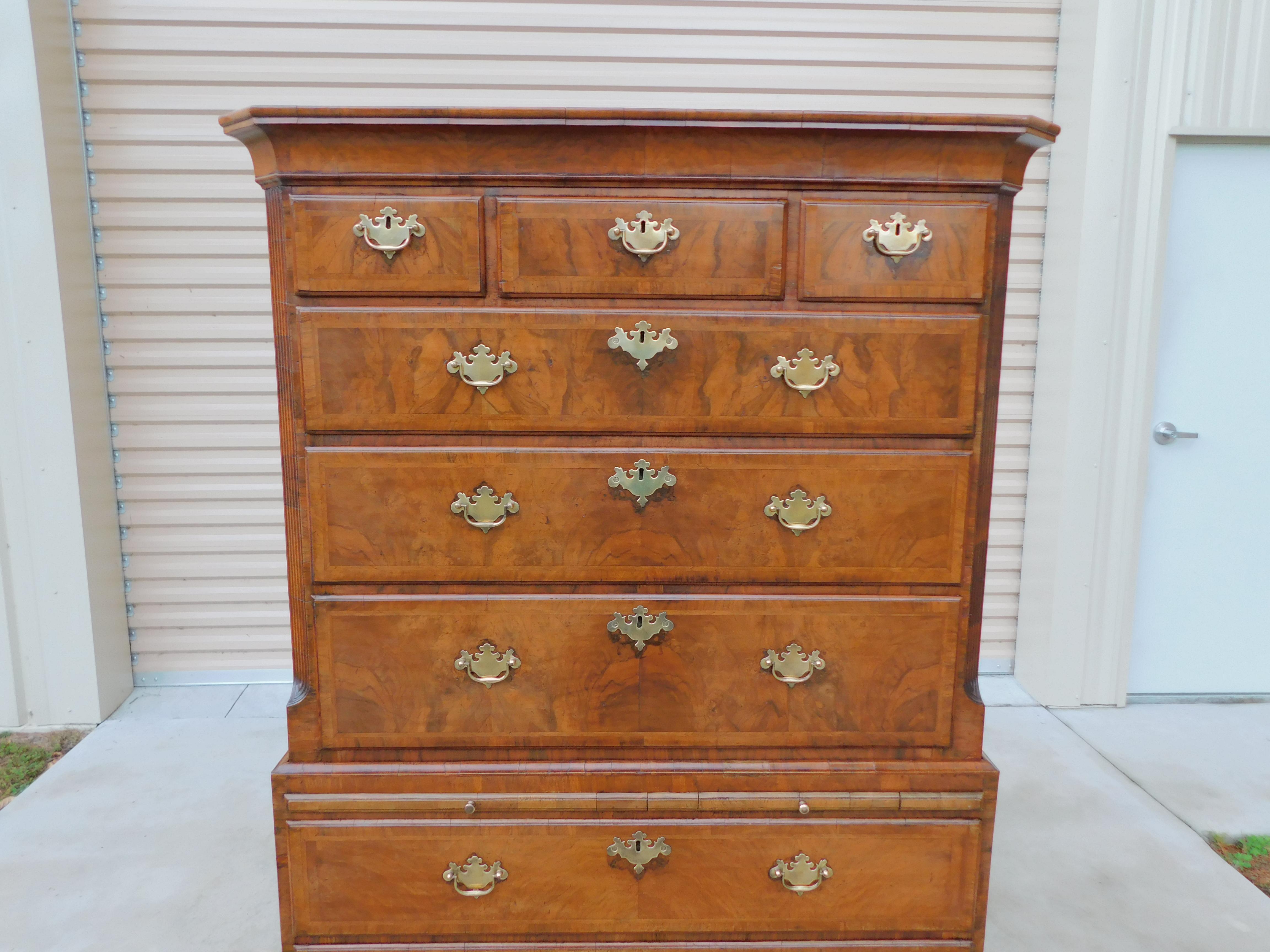 Intagliato a mano English Queen Anne Burl Walnut Chest on Chest w/ Brushing Slide on Feet, C. 1720 in vendita