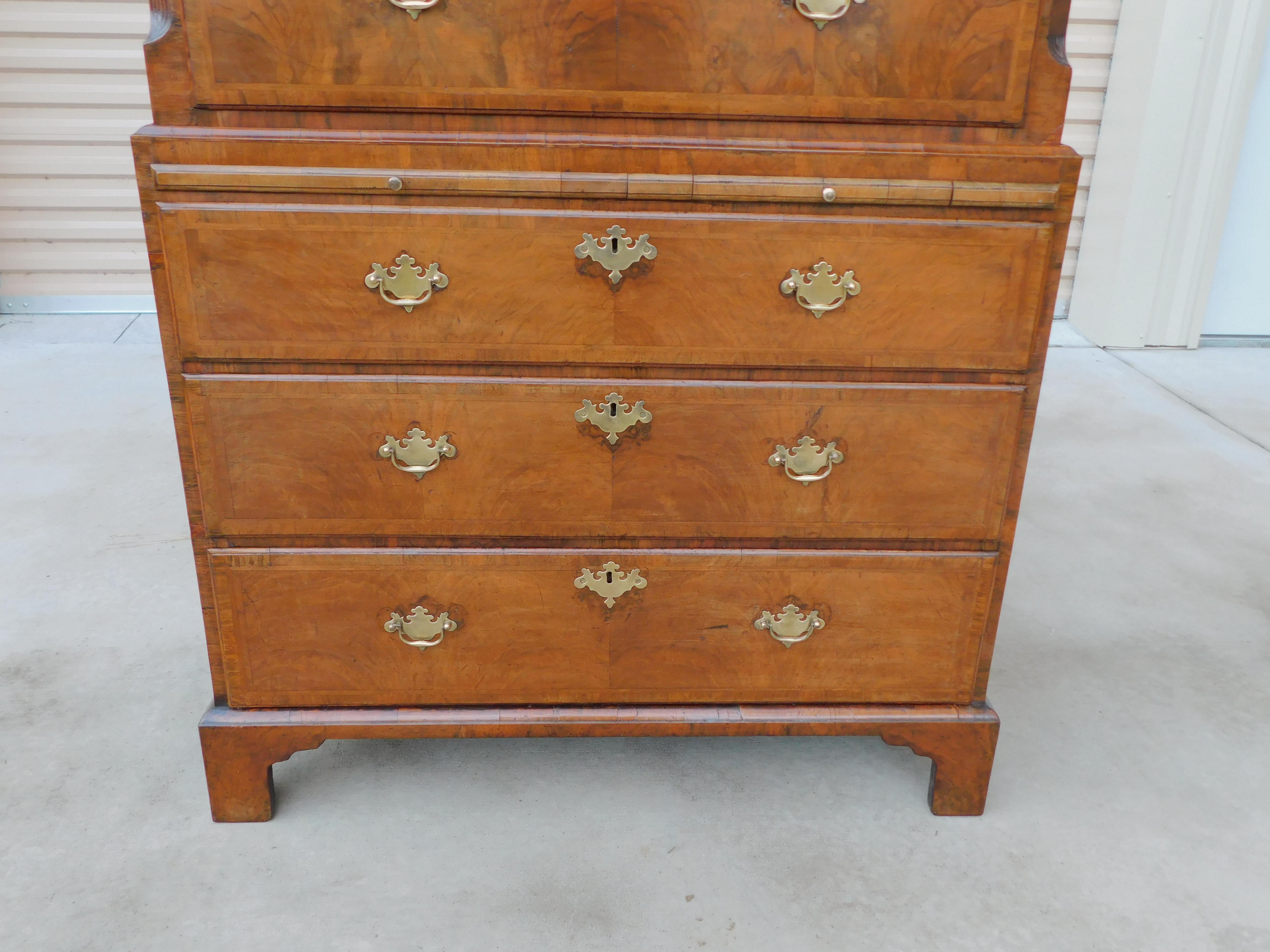 English Queen Anne Burl Walnut Chest on Chest w/ Brushing Slide on Feet, C. 1720 In condizioni ottime in vendita a Charleston, SC