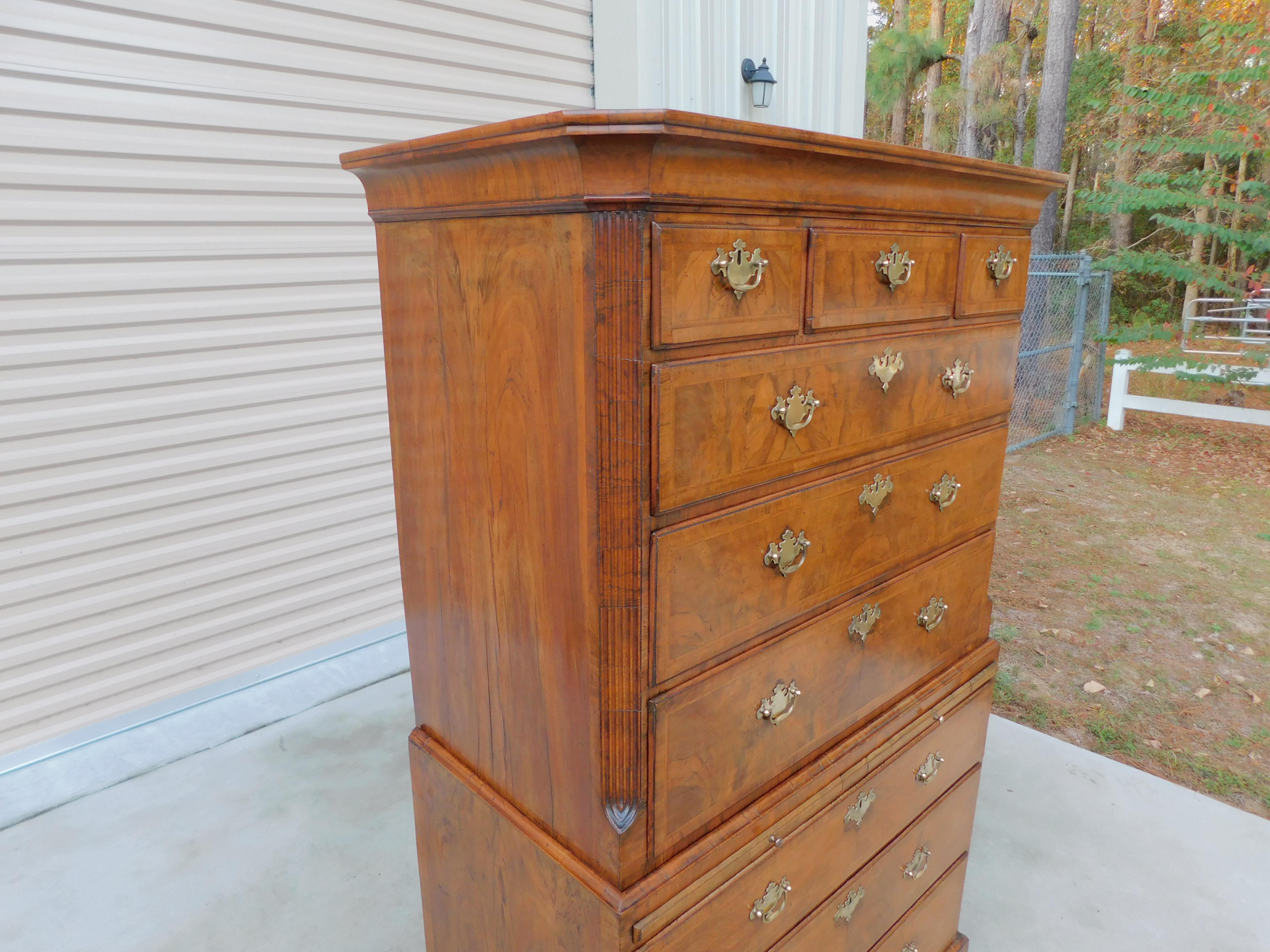 Inizio XVIII secolo English Queen Anne Burl Walnut Chest on Chest w/ Brushing Slide on Feet, C. 1720 in vendita